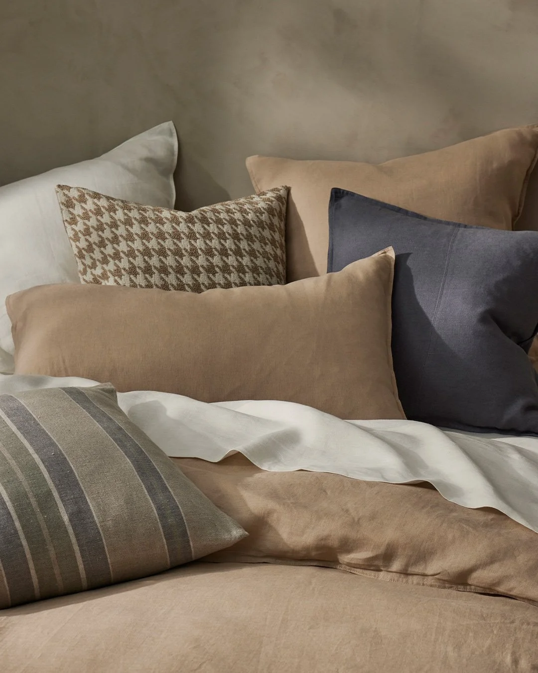 Weave-cushions-ravello-bedding-shell-white-giovanni-franco-smoke-como.jpg