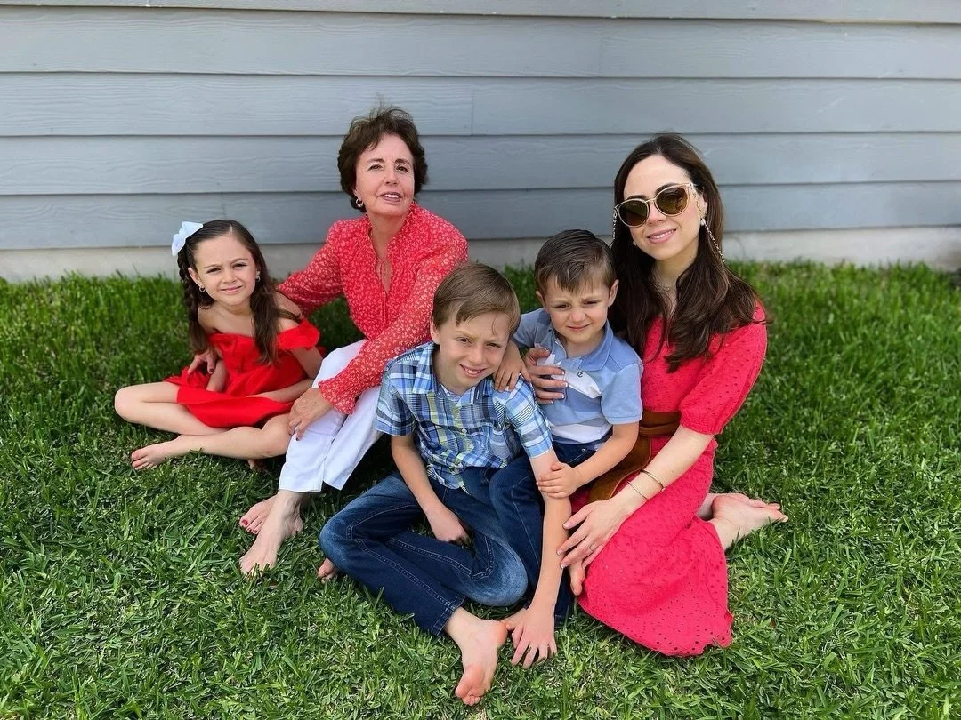 Feliz D&iacute;a de las Madres a todas las mujeres que aman, cuidan, sostienen y dan tanto de s&iacute; cada d&iacute;a. 💐

Ser mam&aacute; es una de las bendiciones m&aacute;s grandes de mi vida. Mis hijos son mi motor, mi mayor aprendizaje y el re
