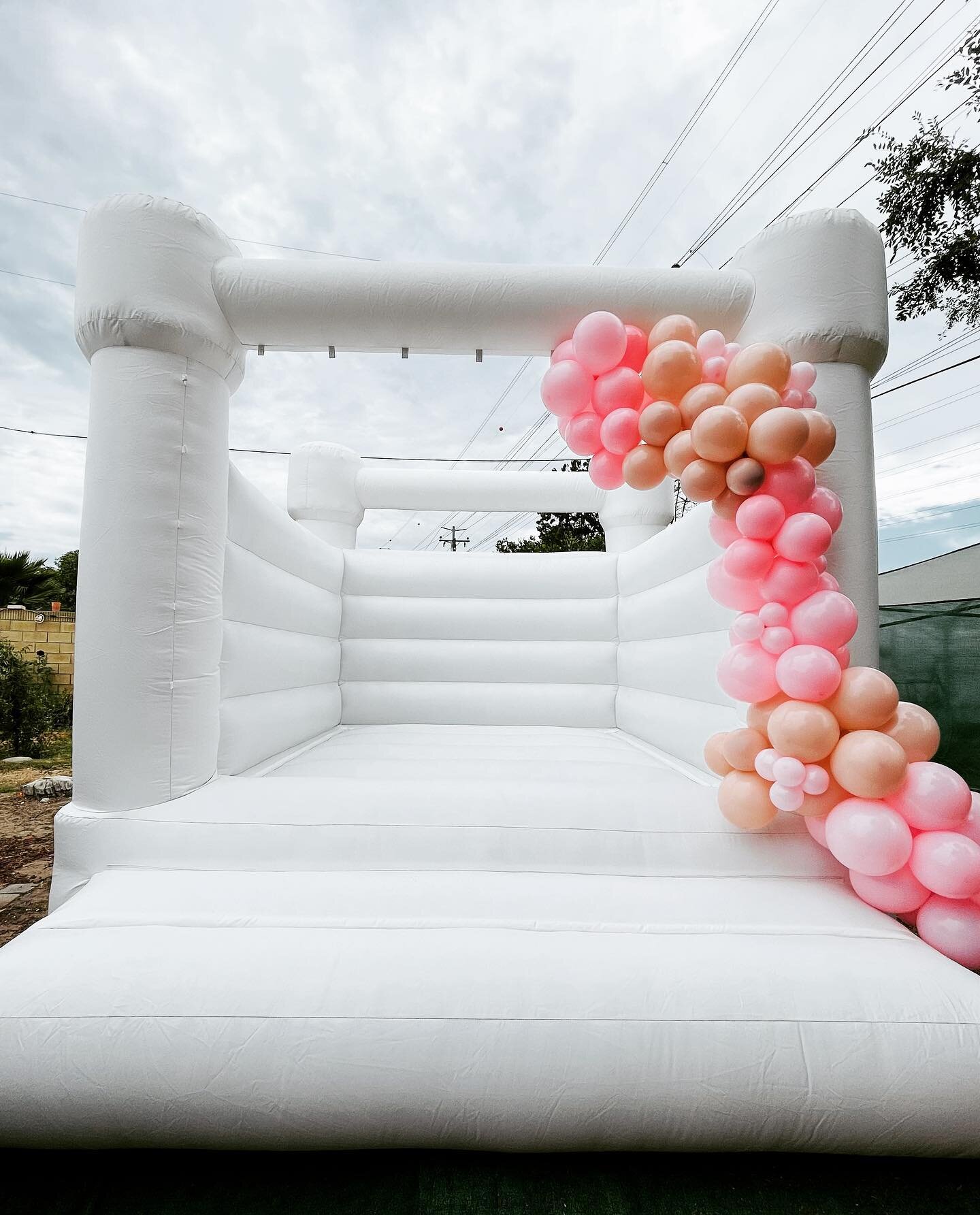 We got to dressed our White Bouncer for Beautiful Mama having a baby girl soon!💓🤍

#whitebouncer #whitebouncehouse #whitejumper #luxurylifestyle #luxuryparty #whitejumpers #partyrentalslosangeles #fun #jump #babyshowerbouncer #pink #babyshower