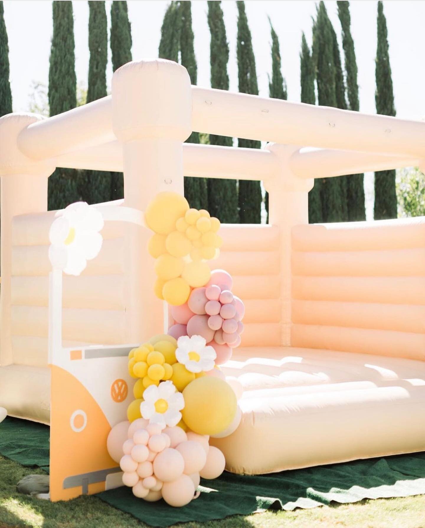 Our Sunshine Bouncer ☀️☀️at baby Keira&rsquo;s 1st Birthday! 🌼🌼
@mydreambackdropsandmore made it Look super cute!

&amp; thanks to @__jessnoel__  for booking us! 

#tanbouncer #firstbirthday #1stbirthday #sunshine #whitebouncerrentallosangeles #whi