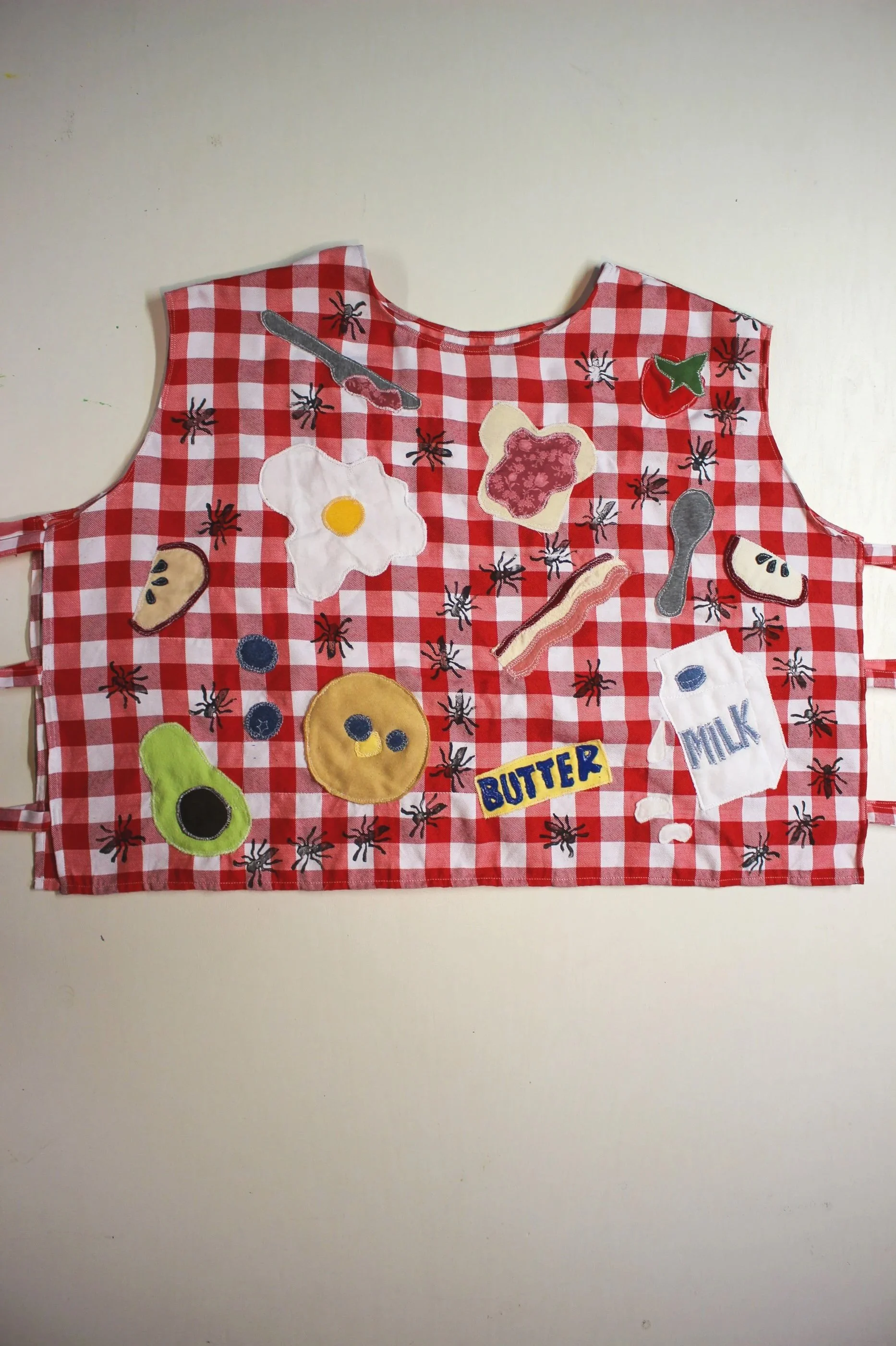SIZE: ~4X
 PTP: 33” (83.82cm)
BUST: 66” (167.64 cm)
LENGTH: 25” (63.5 cm) cropped fit.

MATERIAL: Most likely cotton/poly blend. Appliques are other. 

ETC: Some wear. Ties on the sides. Stamped ants using screen printing ink and a hand carved stamp.