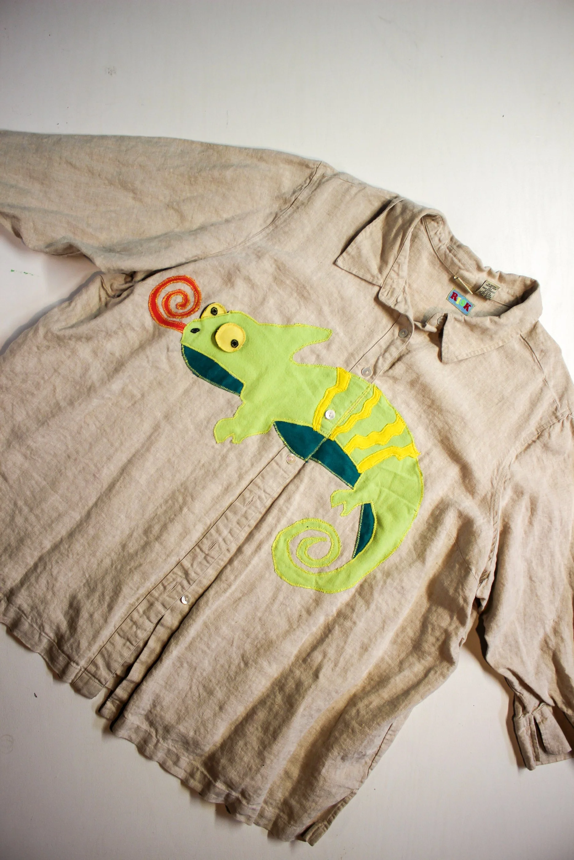 SIZE: Tagged 3X
 PTP: 30” (76.2cm)
BUST: 60” (152.4cm)
LENGTH: 29” (73.66 cm)

MATERIAL: Linen shirt, applique is other.

ETC: no major wear. Chameleon has eyes that spin. 