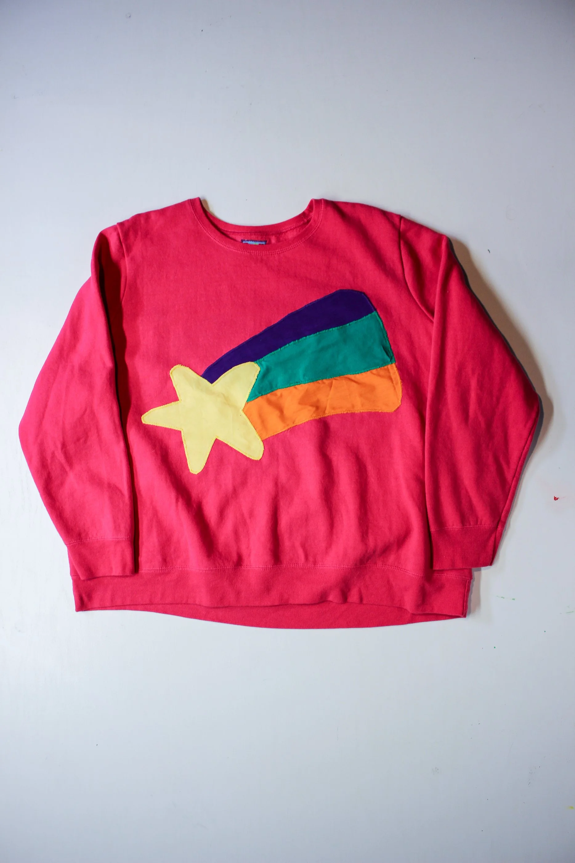 SIZE: Tagged a 2X
 PTP: 27” (68.58 cm)
BUST: 54” (137.16cm)
LENGTH: 26” (66.04 cm)

MATERIAL: Cotton and polyester crew. Applique is other.

ETC: Minor wear. Soft inside. 