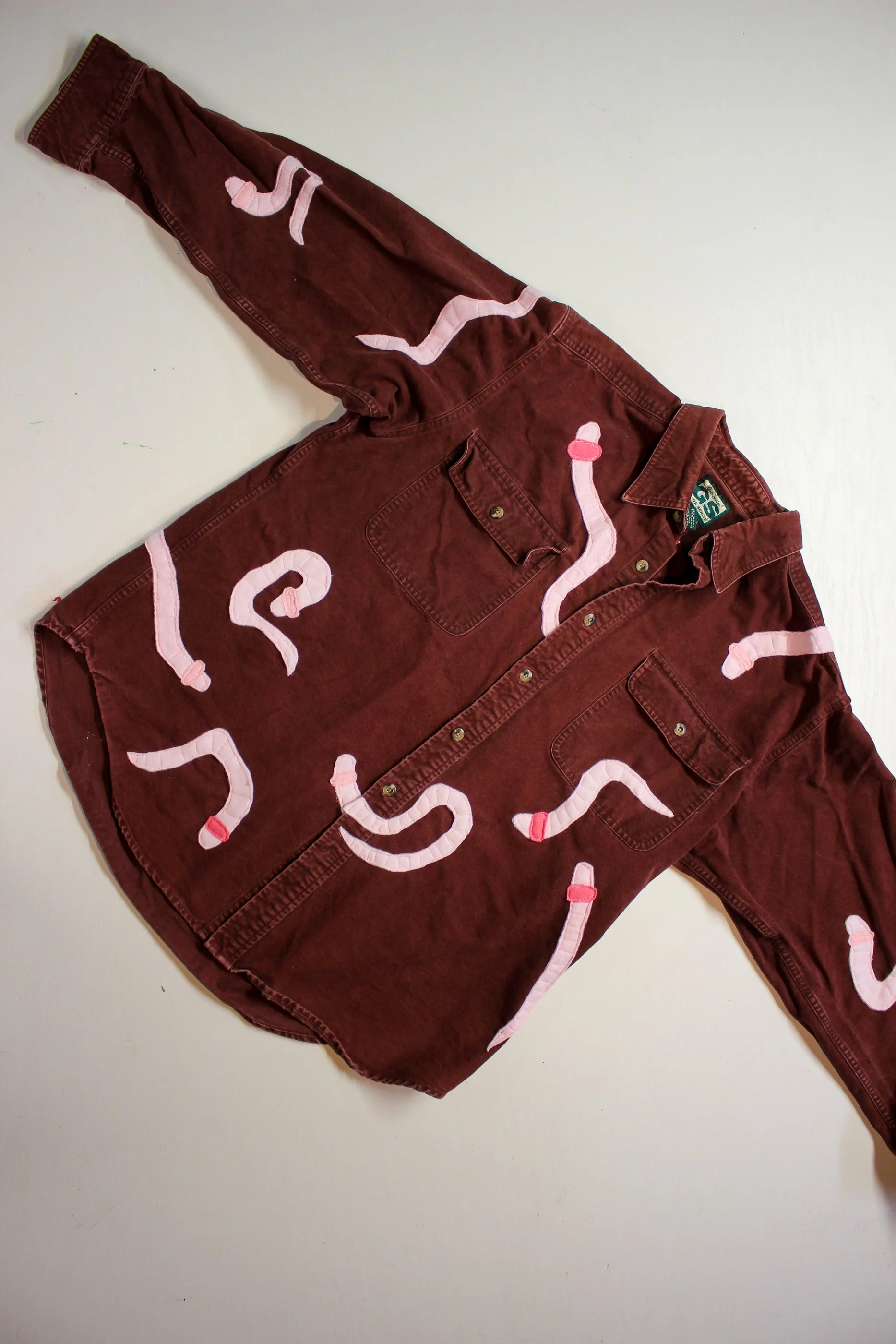 SIZE: Tagged a men’s large. Up to women’s XL.
 PTP: 25” (63.5 cm)
BUST: 50” (127cm)
LENGTH: 28” (71.12 cm)

MATERIAL: Cotton flannel, Applique is other.

ETC: No major wear. Covered in worm appliques.