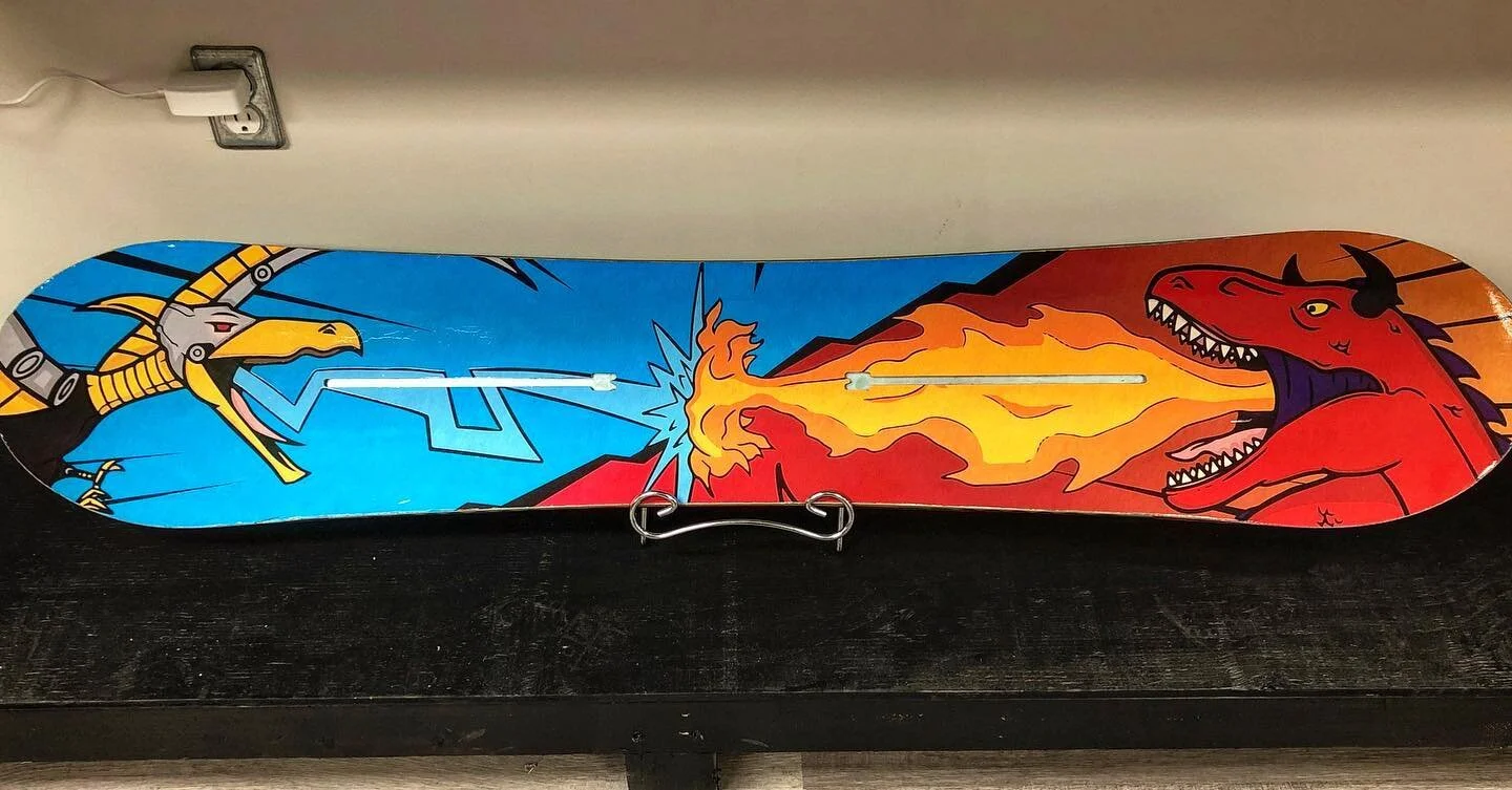 A snowboard design I did of a sci-fi dinosaur fight!
.
ROAR 🦖!
.
.
#dinosaur #trex #robot #dinosaurs #fight #canadianartist #artist #bcartist #snowboard #snowboarding #snow #wintersports #canada