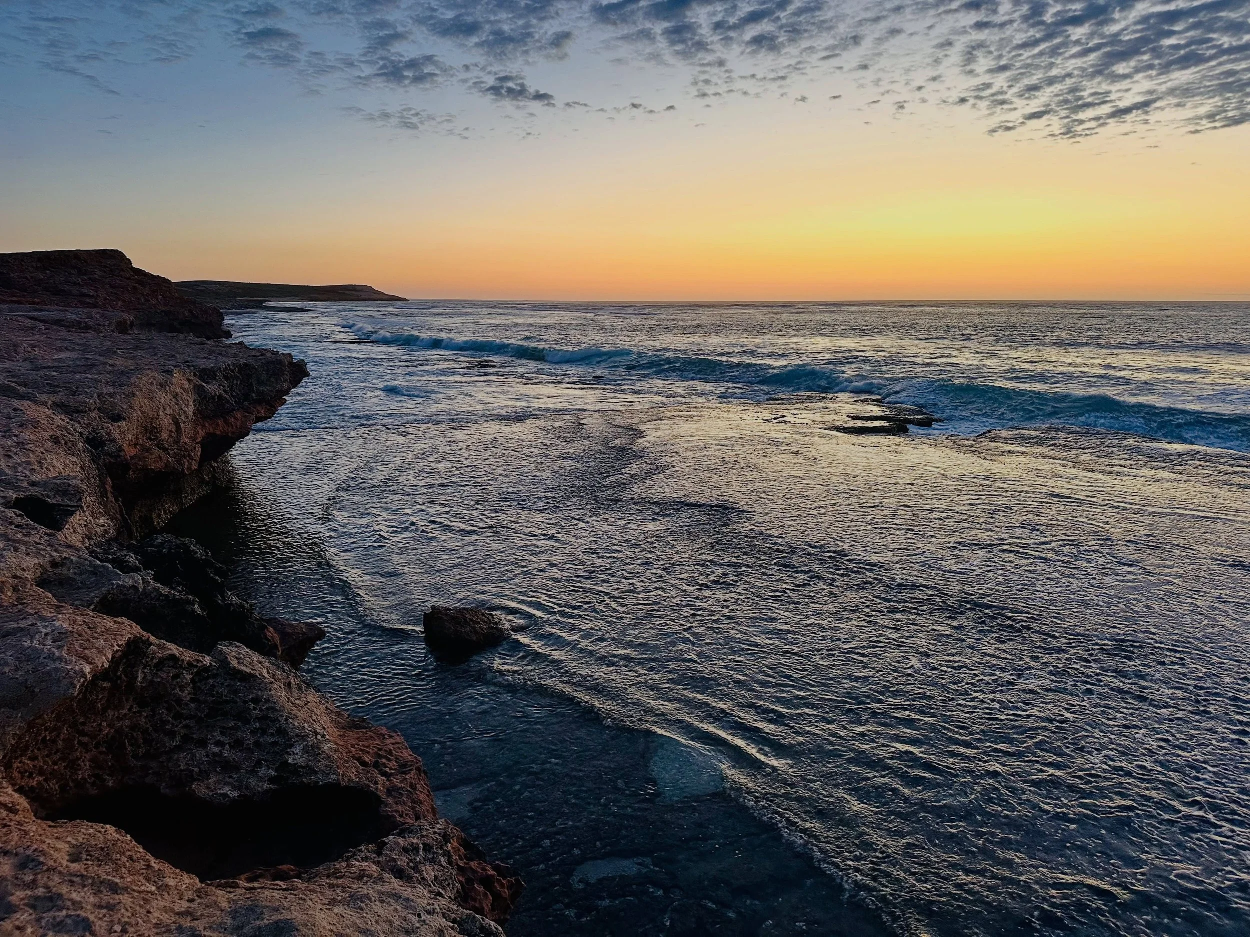 🌊🌅 Greetings from our north west coast! 

It&rsquo;s the start of the school holidays, the beginning of the long weekend, and the eve before the Freo vs Swans Grand Final! 💜❤️

If you&rsquo;re looking for some yoga to inspire, energise and restore