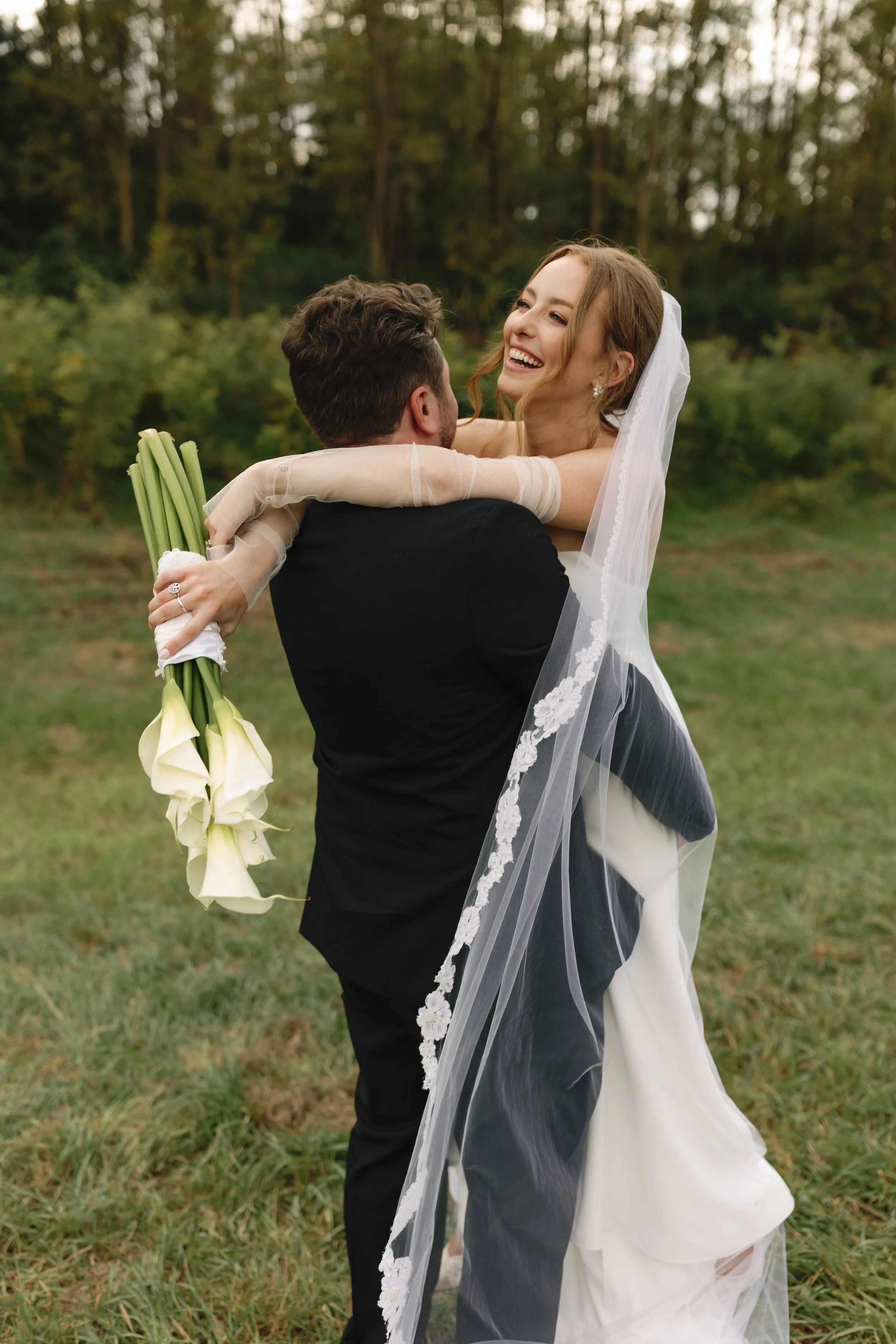 Modern Black Tie Omaha FOUNDERS ONE NINE Wedding - Photographer: Hannah