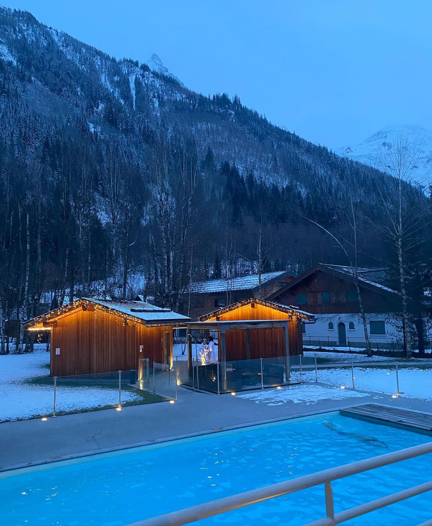 Relax with a view ❄️
@refugedesaiglons 

#aylovoyages #snowmind #snowmindbyaylo #piscine #hotel #chamonix #montagne #mountain #seminaire #seminar #event #detente #relax #spa #bienetre