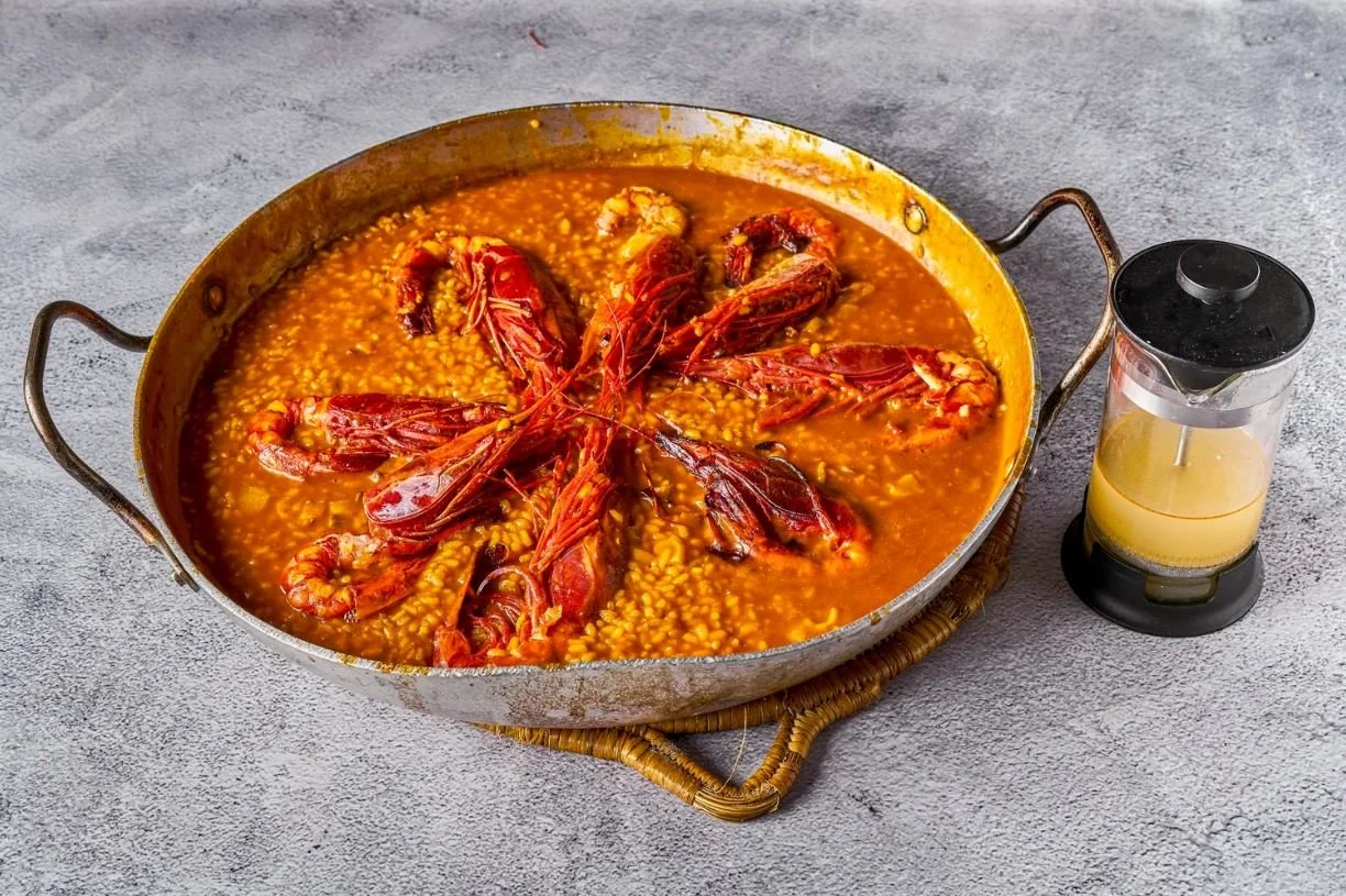 La importancia del reposo en arroces y guisos marinos: sabor que se perfecciona