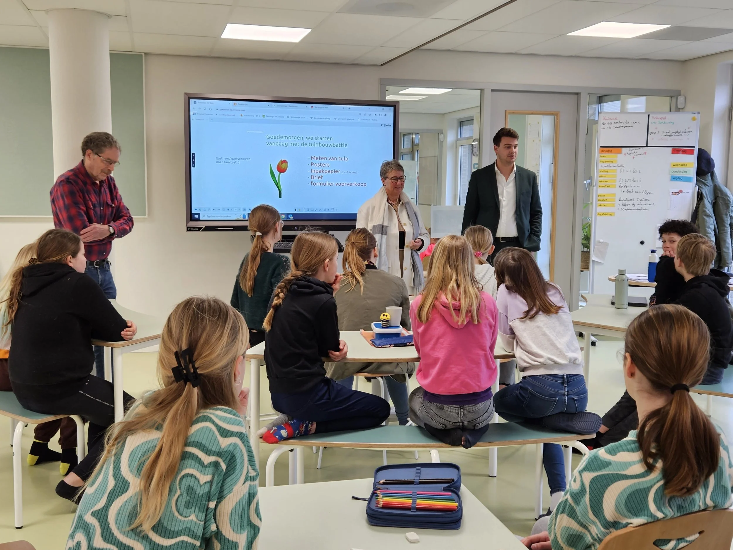 Wethouders op bezoek bij jonge tulpenkwekers van IKC Het Woud