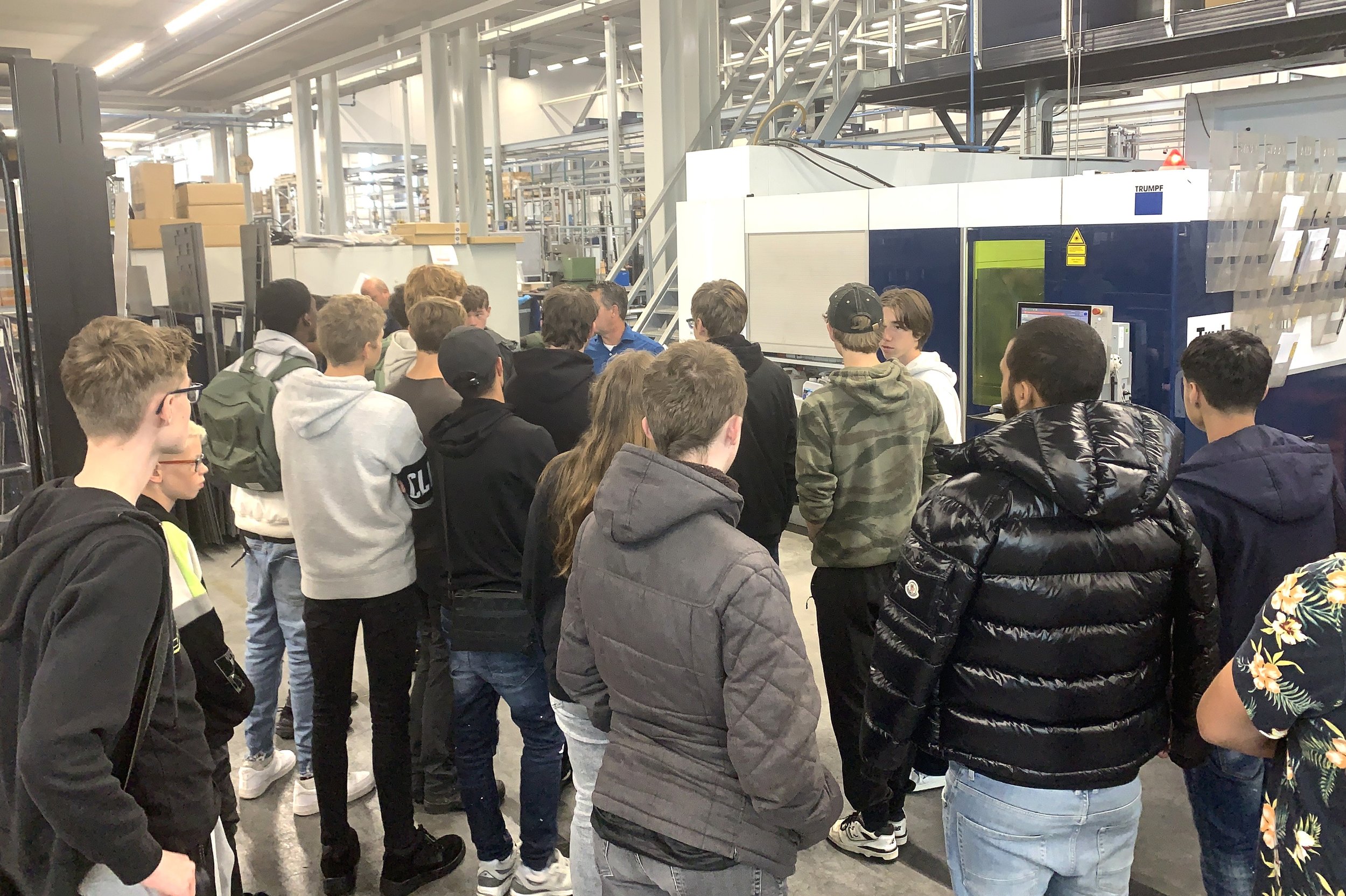 Studenten in de fabriek van BosmanVanZaal.JPG