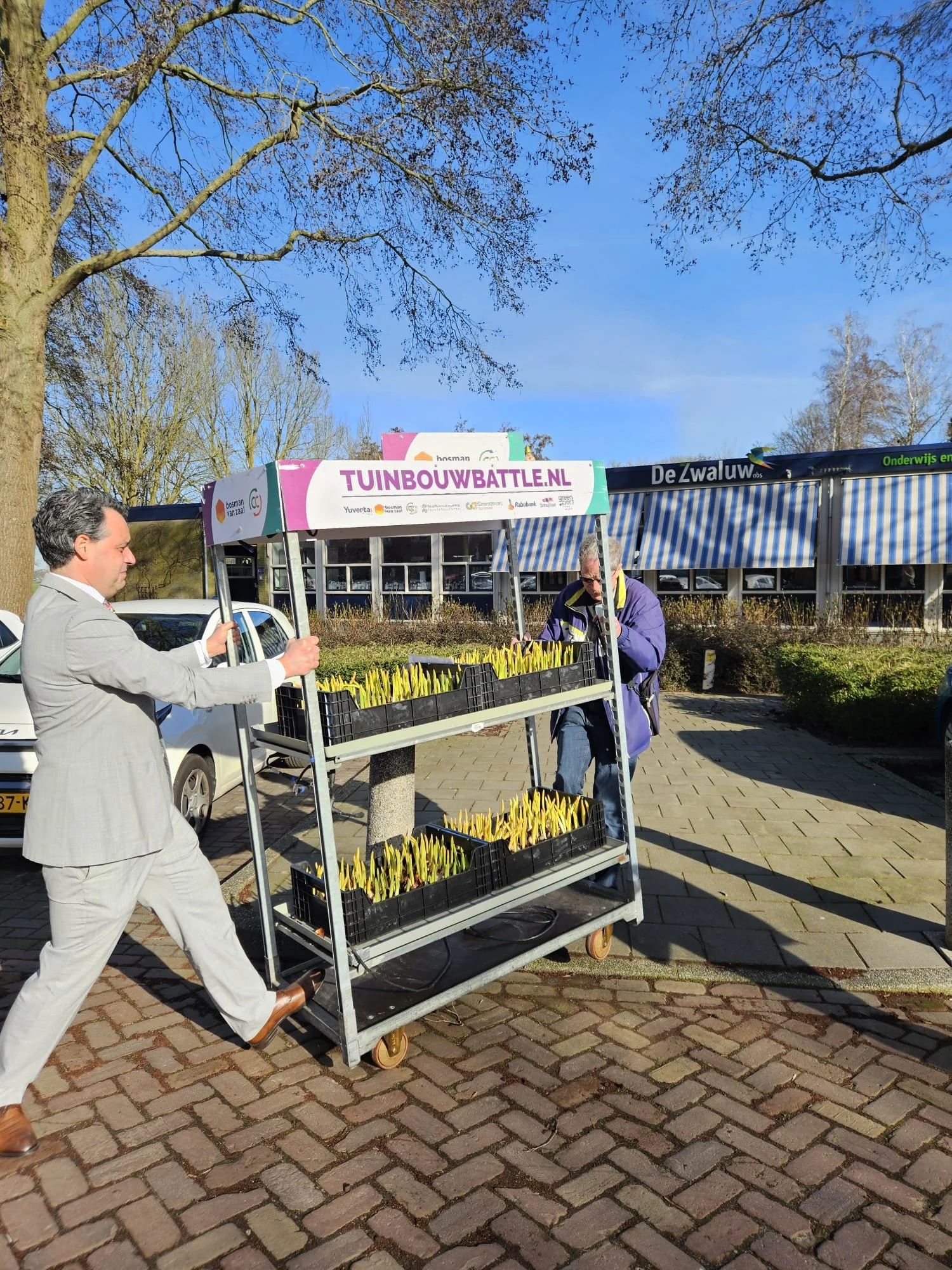 Wethouder Elzakalai laat leerlingen kennismaken met de tuinbouw