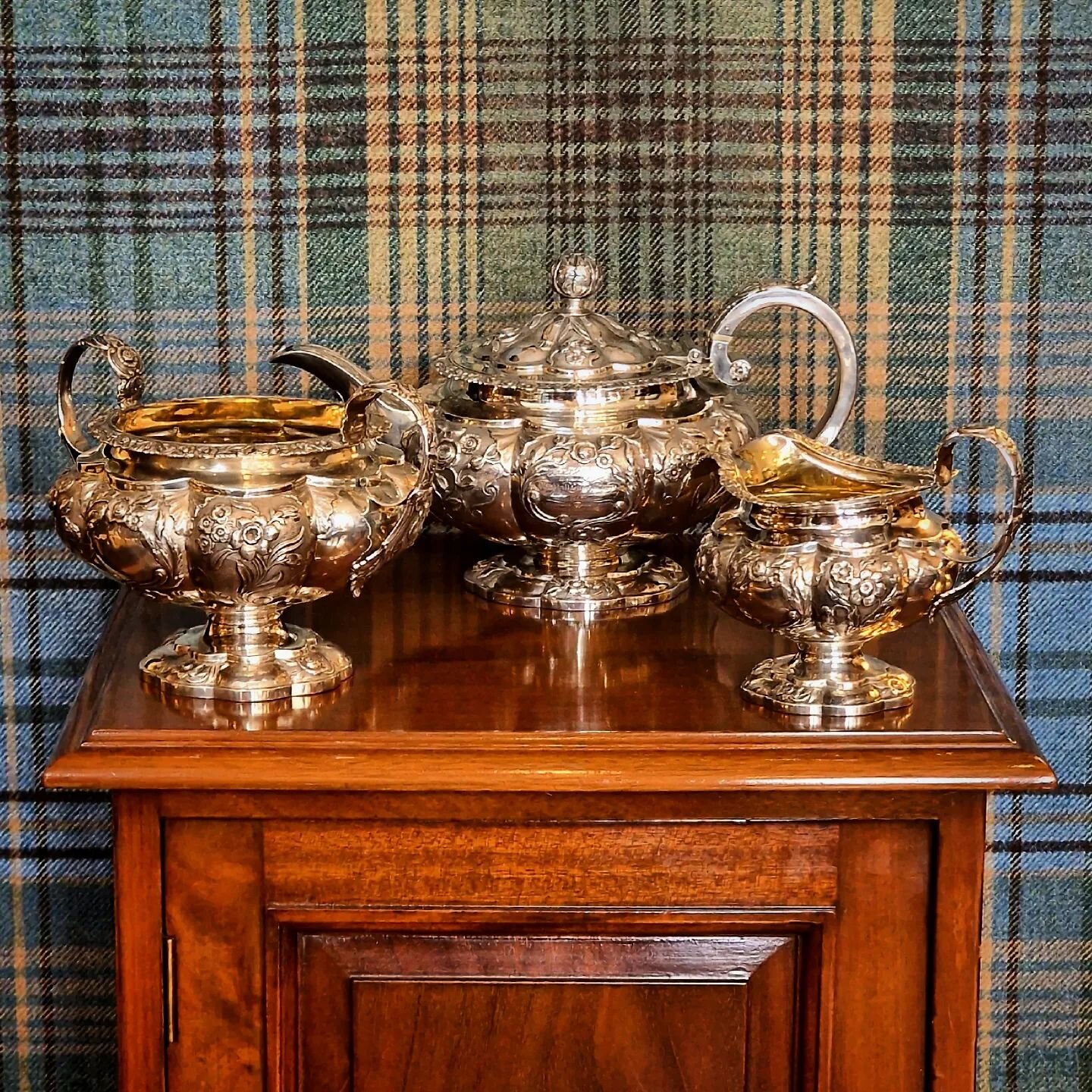 It's time for tea! Luckily, we've just acquired this elegant Victorian Tea Set - tea pot, milk jug and sugar bowl, all in beautiful condition... DM us or call us on 0131 226 4800 to purchase. #tea #victorian #weekend #instagram #facebook #edinburgh #