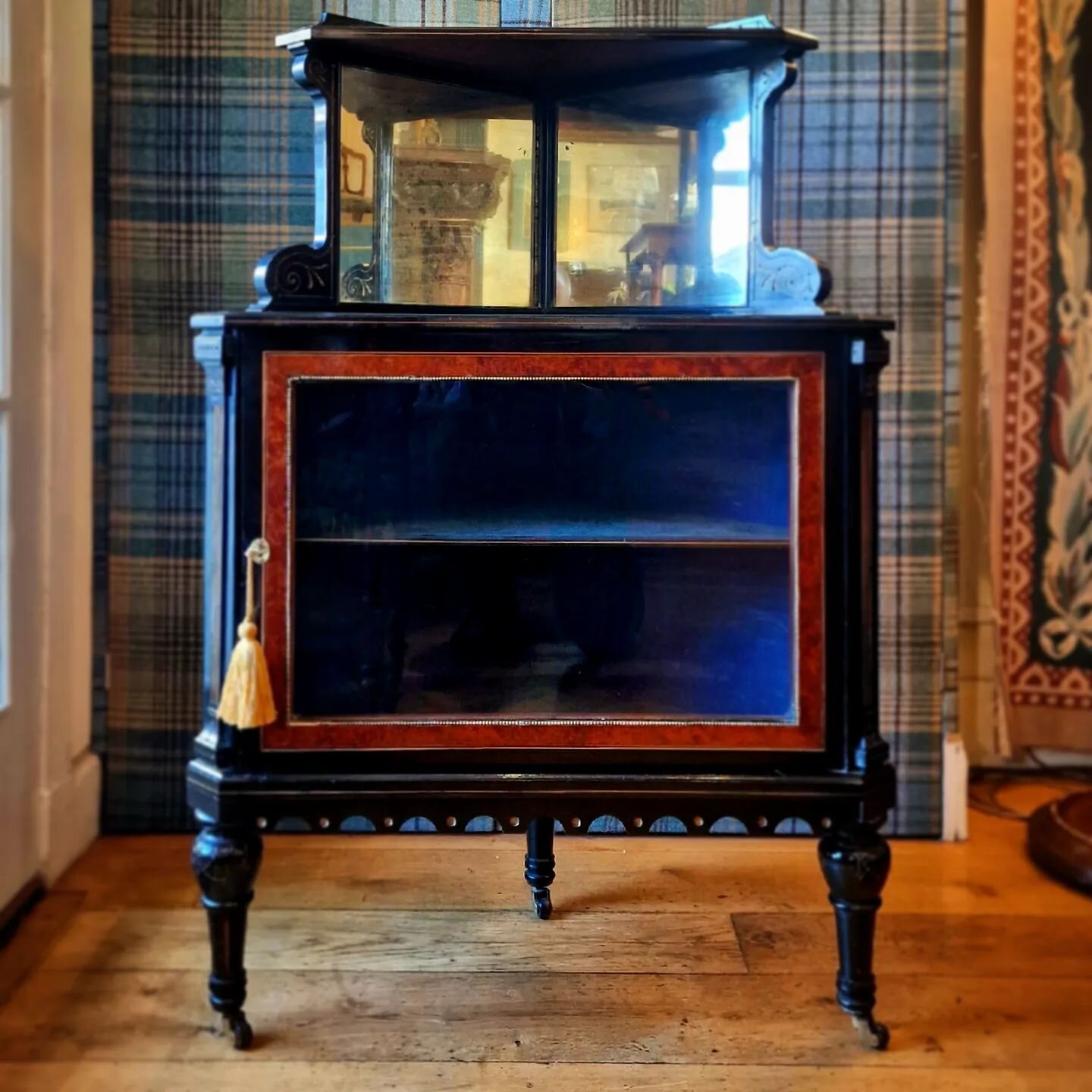 New stock day! A charming late Victorian ebonised and burr wood corner piece. Presented on turned legs with original brass castors, and mirrored back upper shelf. DM us or call 0131 226 4800 for more info! #victorian #edinburgh #scotland #furniture #