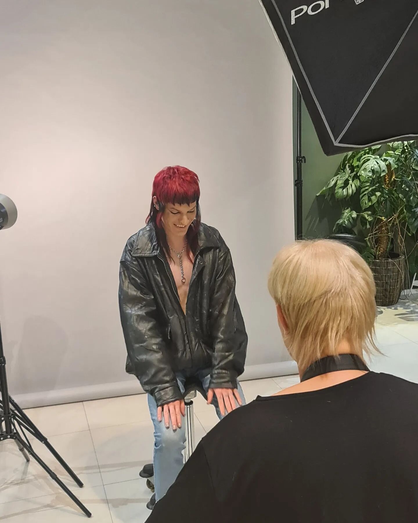Some BTS 
☆
IIf you are the smartest person in the room, you are in the wrong room
☆
@harriakerberg @harriakerbergphotography @alexanderhakuli @wellaeducation_suomi
@wellaeducation_suomi
☆ 
#hairartist #awardwinner #awardwinninghairstylist #kampaamoh