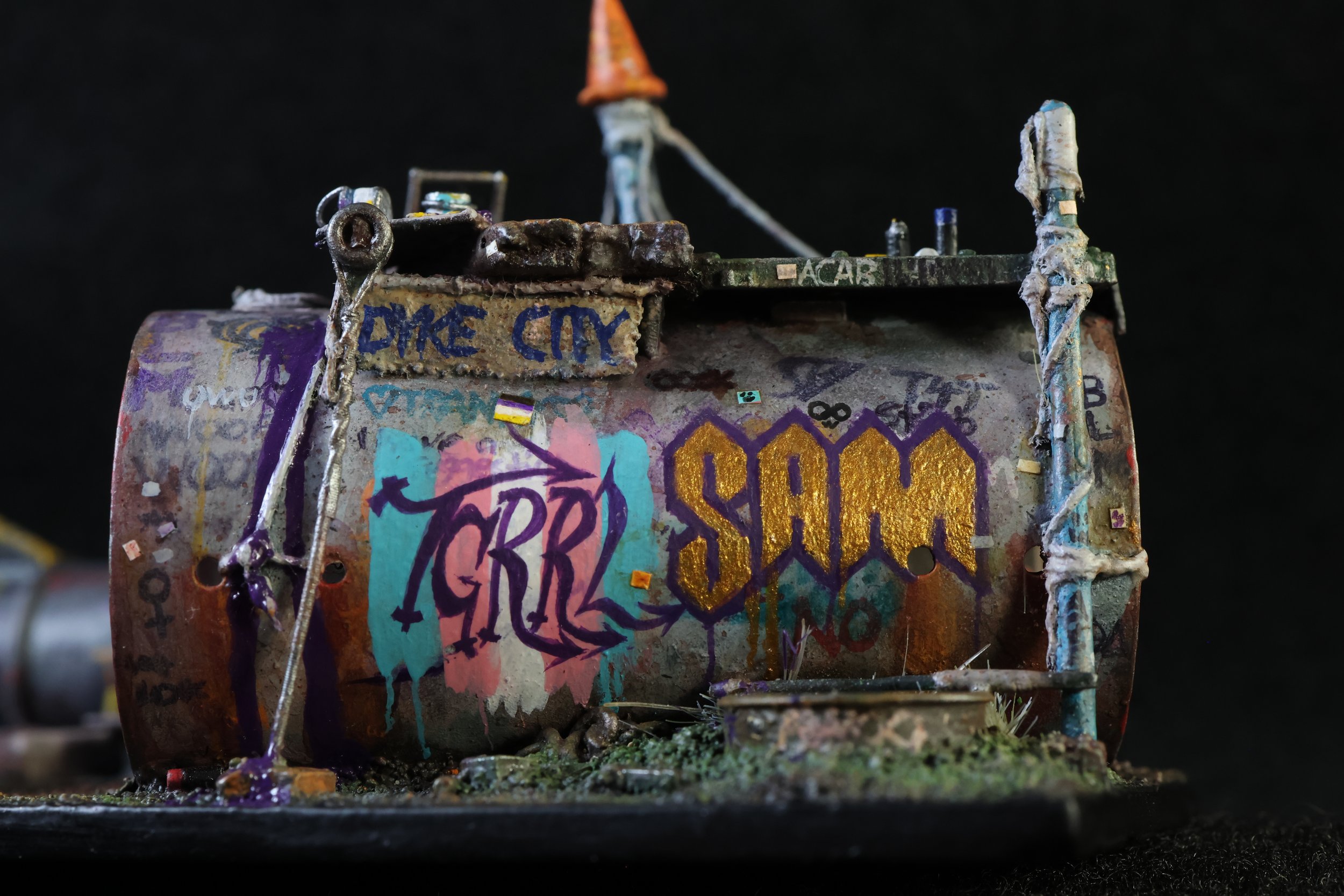 Miniaturised graffiti reflects unseen inhabitants. 