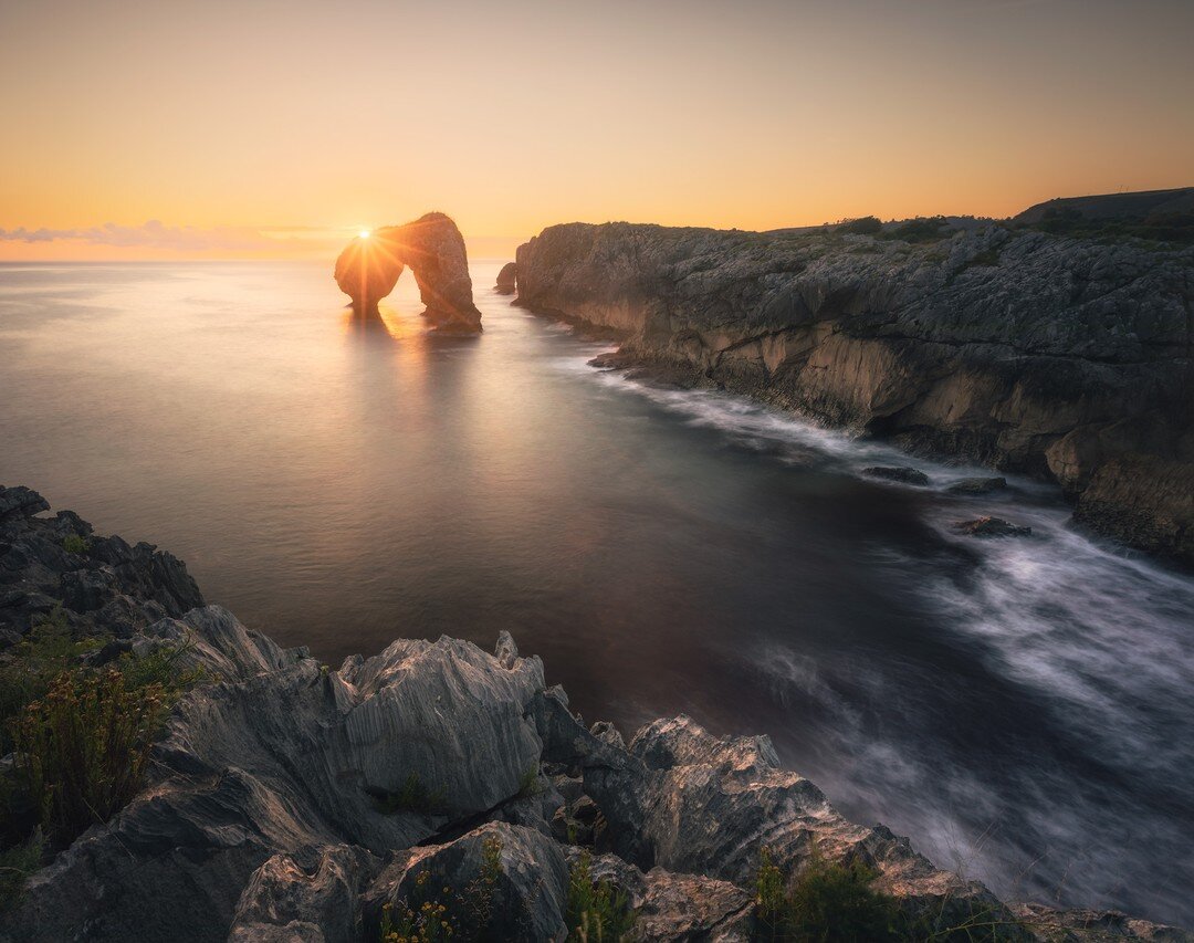 Incluso en los d&iacute;as en los que no hay muchas nubes el amanecer puede ser espectacular...

#seascape #seascapes #seascape_lovers #seascape_captures #seascapephotography #seascapelover #seascapelovers #seascape_photography #seascapephotographer 