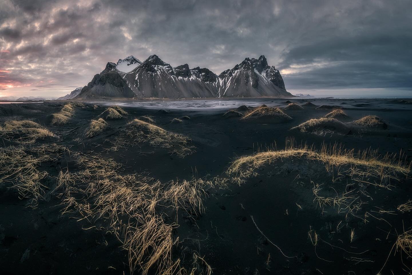 Recuerdos del &uacute;ltimo viaje por estas tierras&hellip;
👉 @guetesii 
#landscape #landscapephotography #landscapes #landscapelovers #landscapephoto #landscapelover #landscapecaptures #landscapehunter #landscapephotographer #iceland #vestrahorn #a