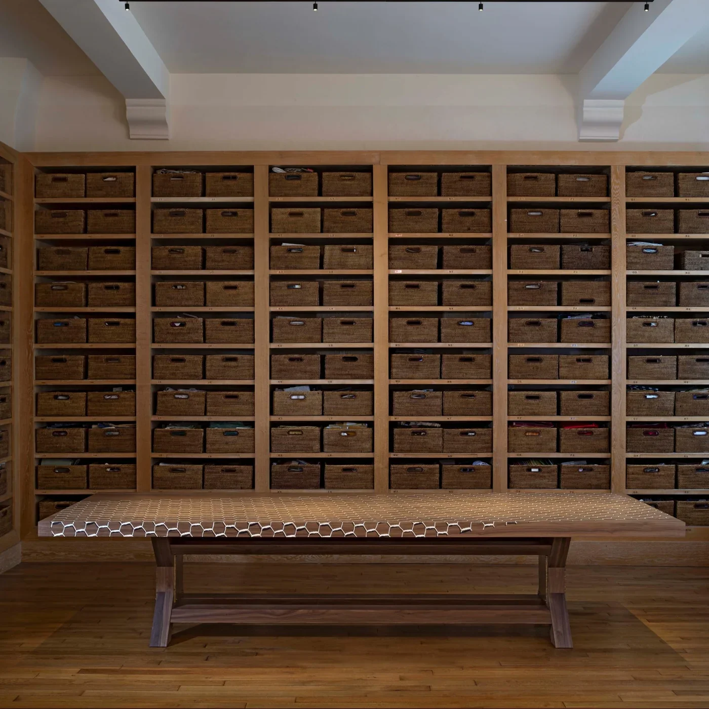 PINTO | LES ESSNTIELS | TABLE X