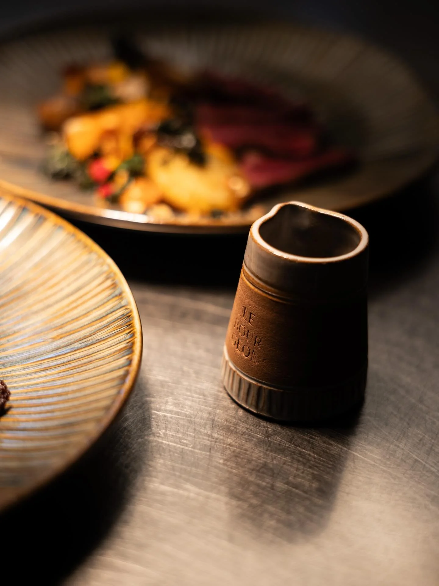 Chez nous les sauces sont au c&oelig;ur de notre cuisine. R&eacute;v&eacute;latrices des saveurs de chaque plat, elles sont l&agrave; pour raconter une histoire. 

Si vous ne saucez pas votre assiette, est-ce que vous avez vraiment mang&eacute; ? 👩&
