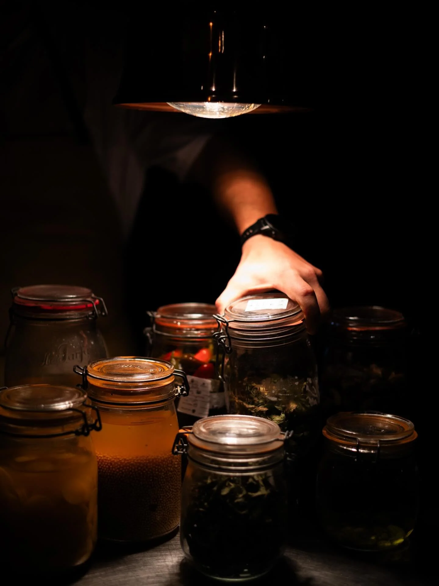 En cuisine, dans le silence de nos bocaux, la nature se transforme et les saveurs se concentrent. 
L&rsquo;art de la fermentation : entre patience et pr&eacute;cision.

@chloeheck.video 

#cuisinefrancaise #fermentation #lactofermentation #guidemiche