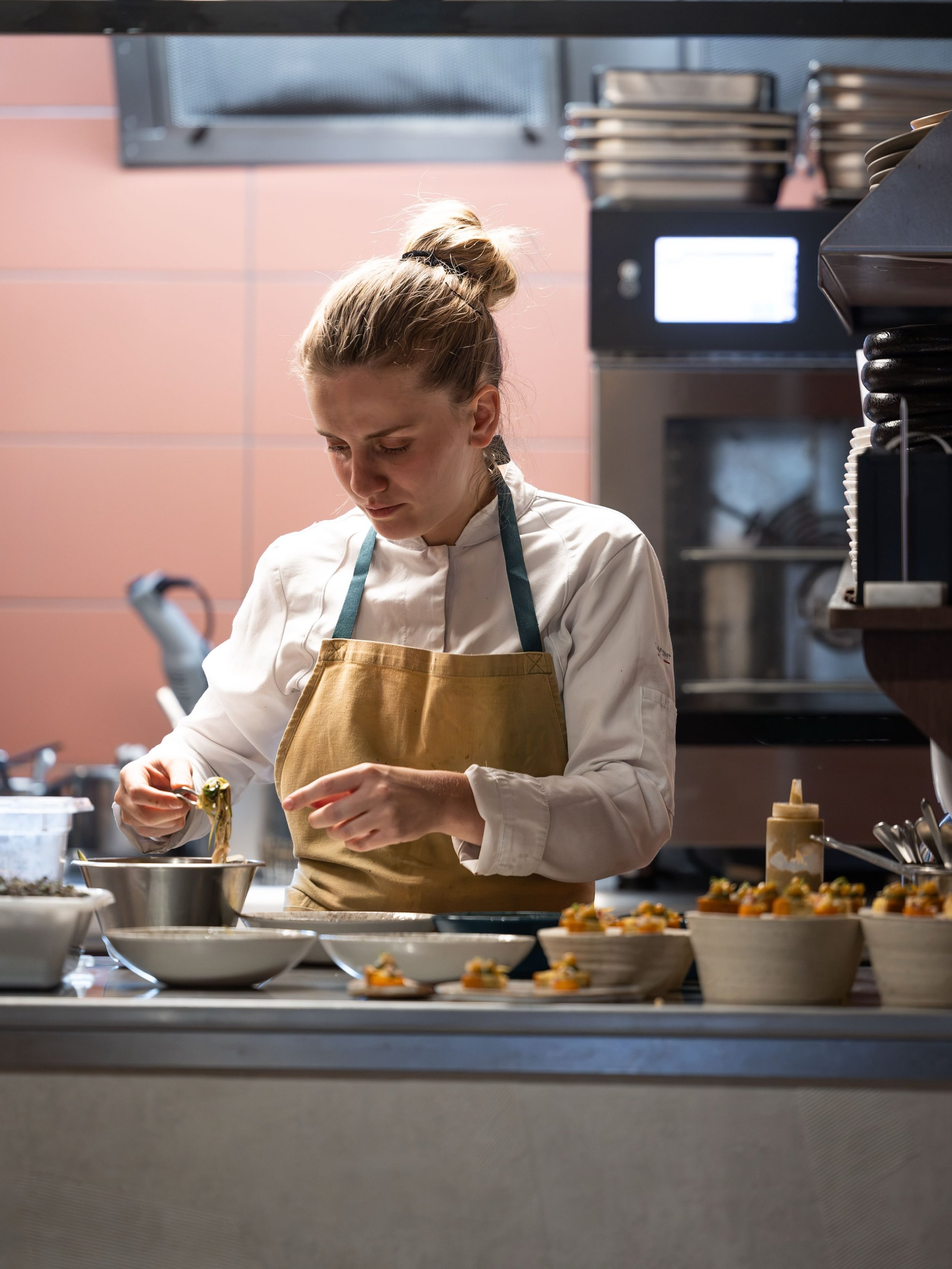 De la rigueur, des rires et surtout une sacr&eacute;e bande de passionn&eacute;s ! Chez nous, la cuisine engag&eacute;e se fait en &eacute;quipe, avec le c&oelig;ur et beaucoup de complicit&eacute;. On s&eacute;lectionne avec soin les meilleurs produ