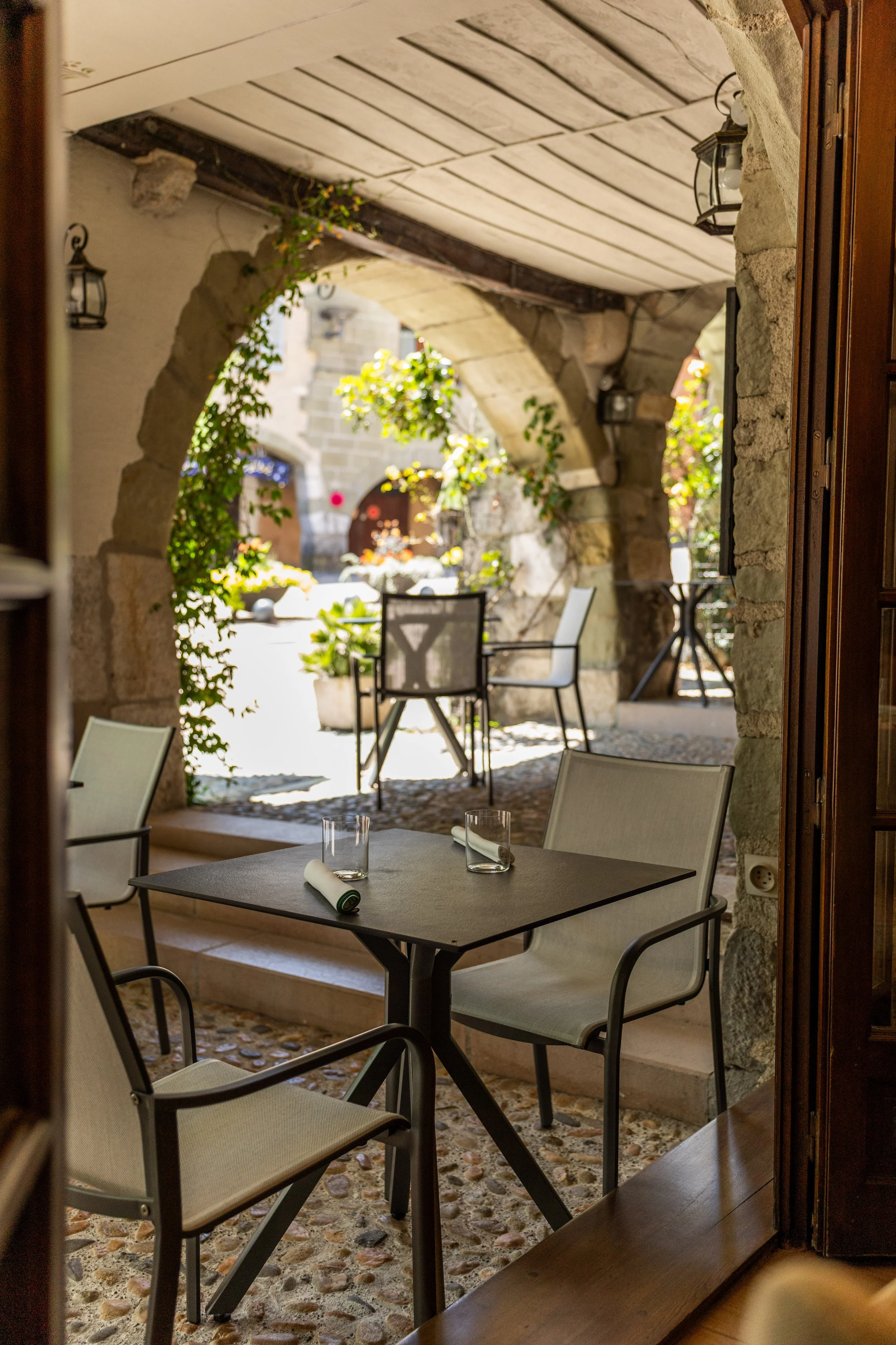 Terrasse sous les arcades du restaurant le Bourgeon Alby-sur-Chéran