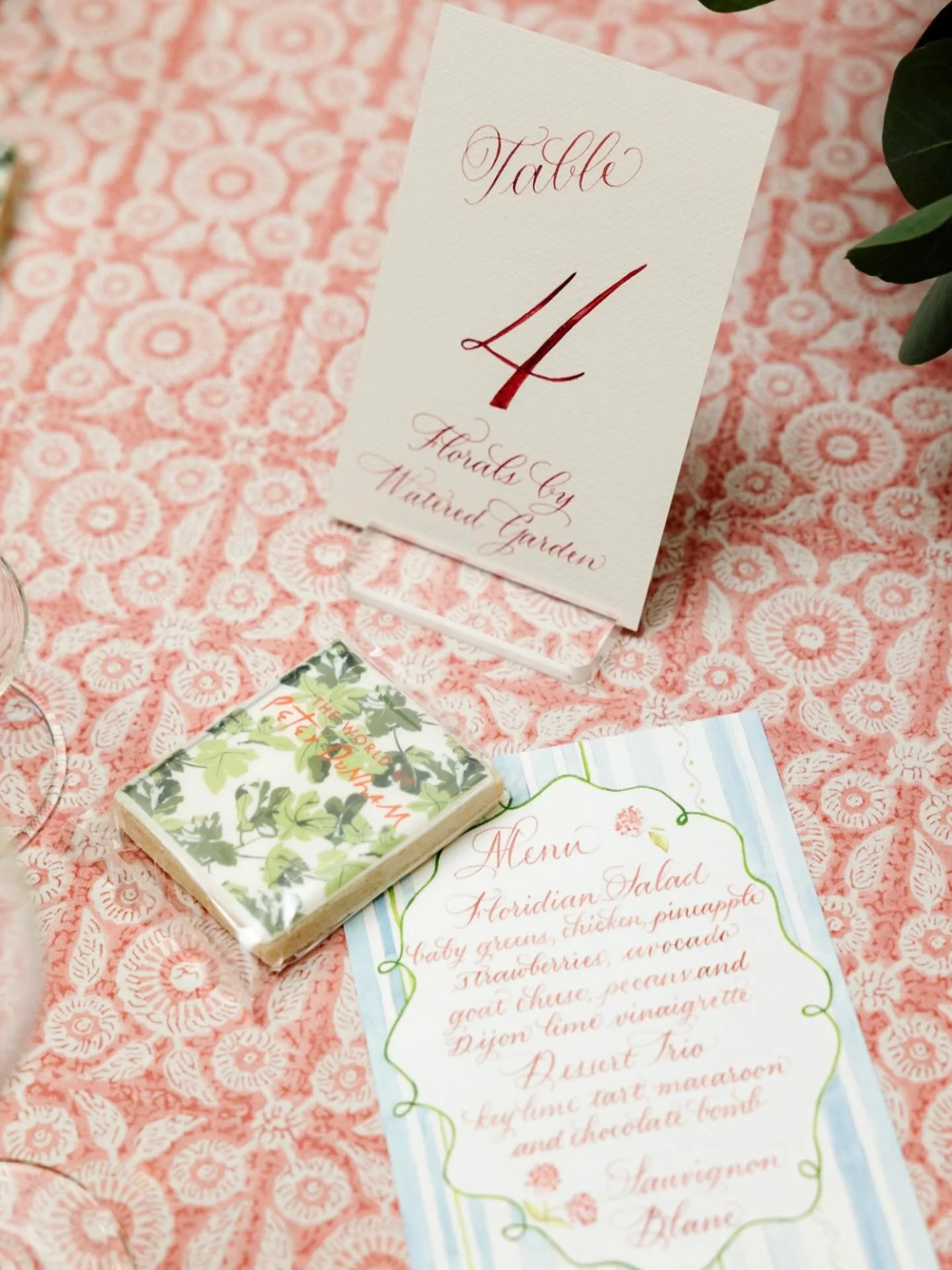 It&rsquo;s the little things ✨ Our generous sponsors at @weezie.cookies created mini-replica cookies of our keynote speaker Peter Dunham&rsquo;s book&hellip;almost too beautiful (and delicious) to eat!
Meanwhile, Myra Jester from @welladdressedcallig