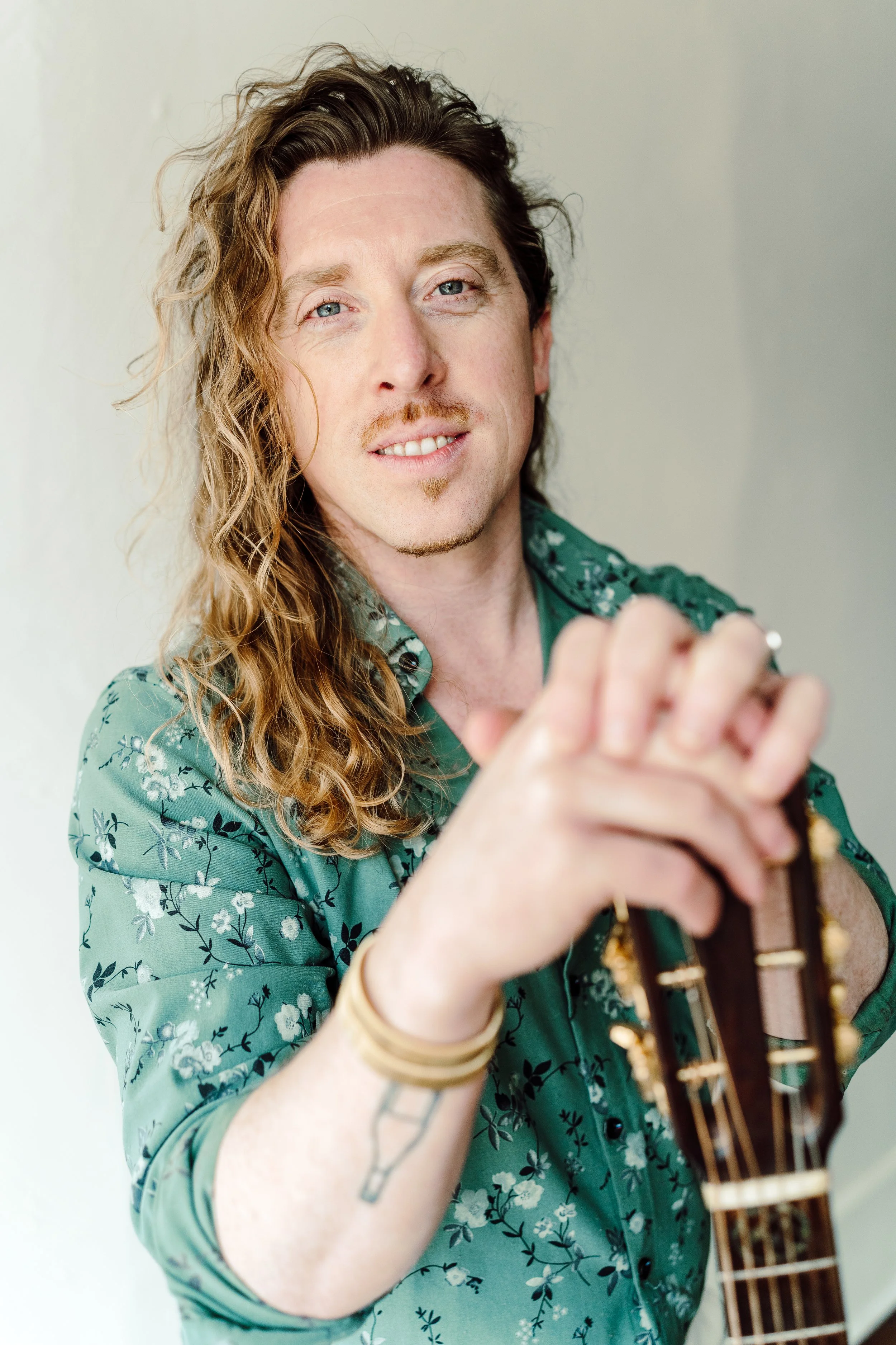 Portrait of Eric Bolton with a guitar