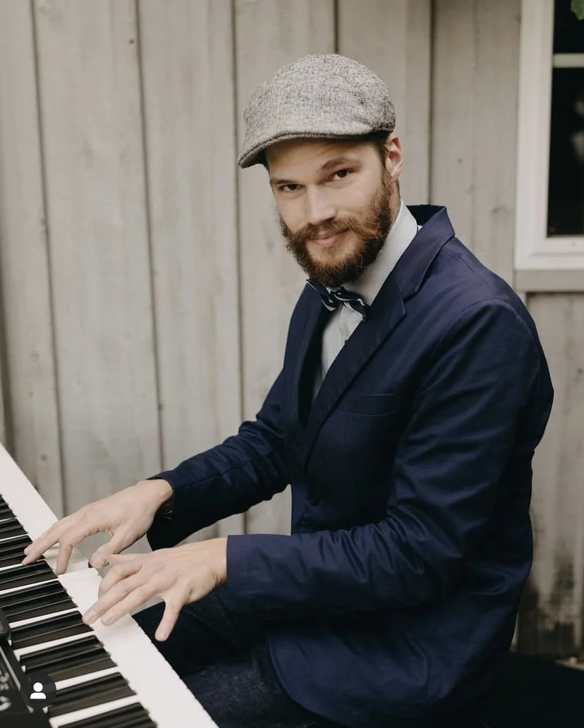 Mike Maurice performing solo piano in Maine wedding cocktail hour