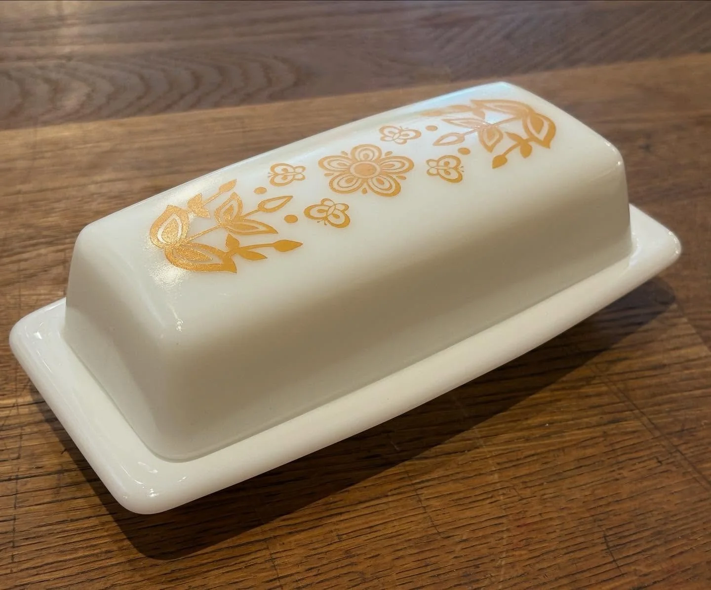 I've had a number of people ask my for butter dishes in the past two weeks and I had none; until today. This #pyrex #goldenbutterfly covered butter is minty and hitting the floor today for $25.