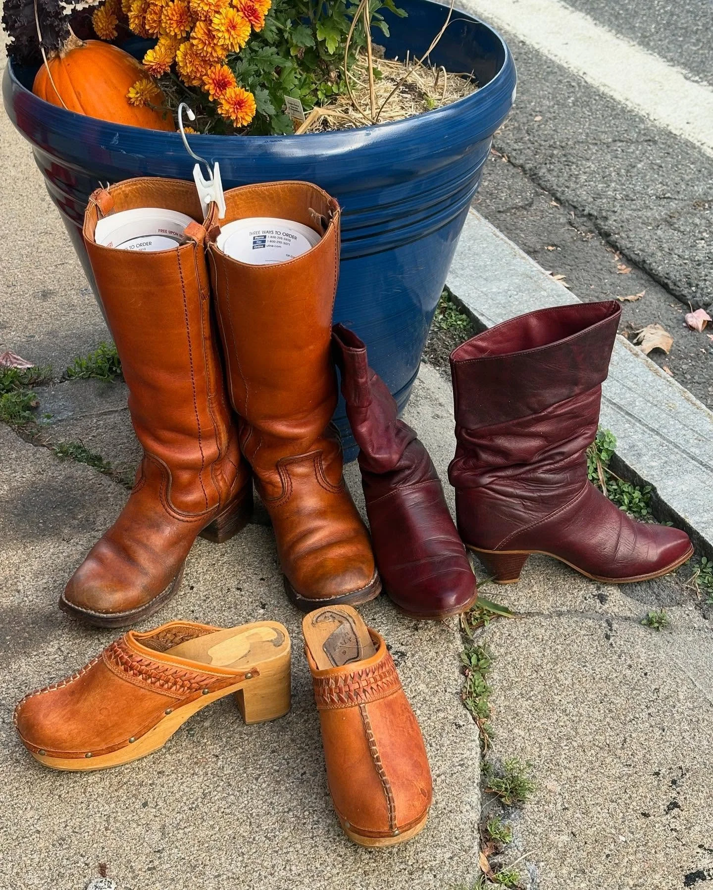 Estate sale goodies! Found this morning and already cleaned and conditioned! Tall #1970s campus style boots; unbranded but thick leather, well made like #fryeboots or #dexterboots of the time. About a size 7.  These were not stored upright so I have 