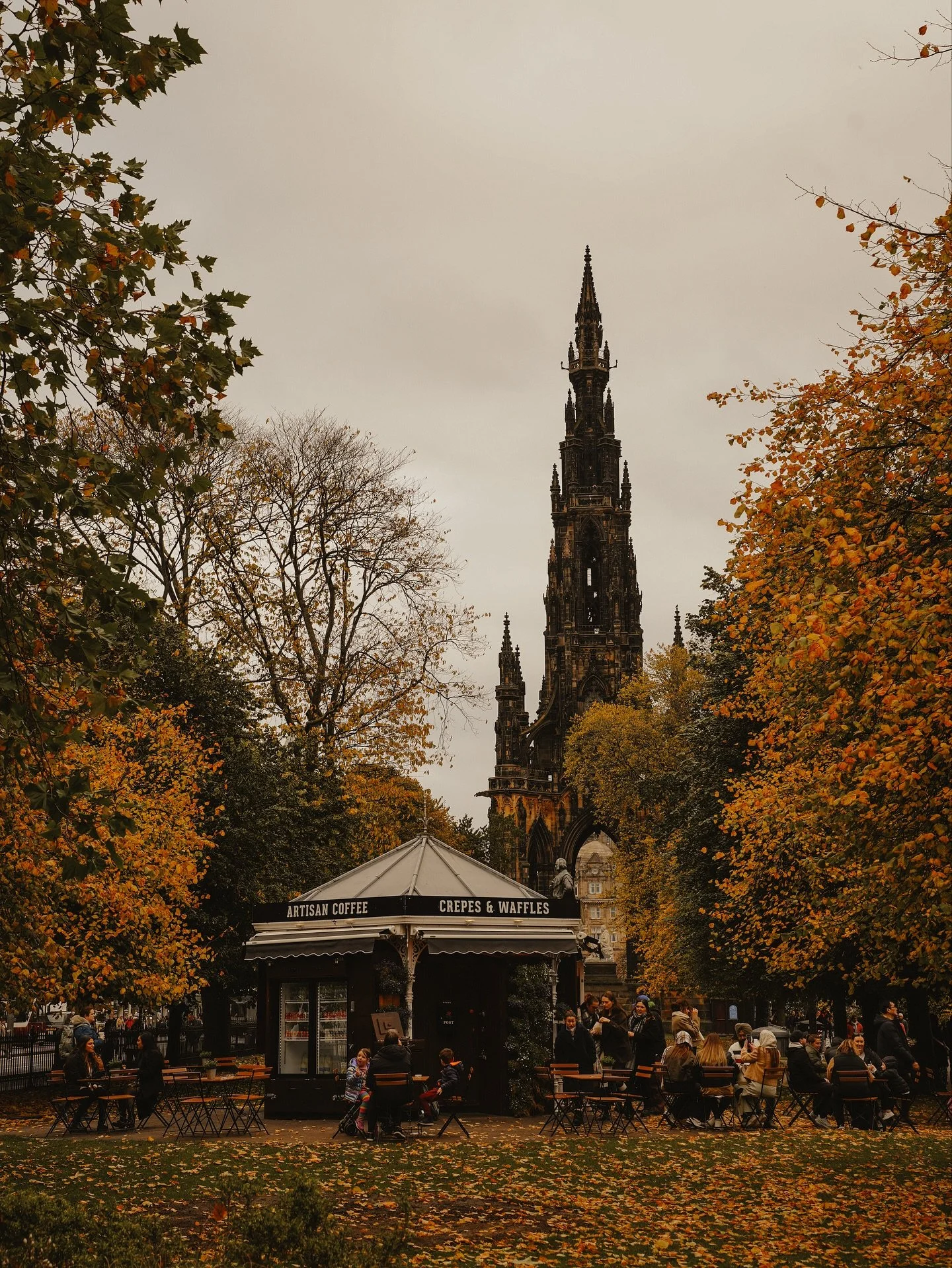 &ldquo;I will cut adrift&mdash;I will sit on pavements and drink coffee&mdash;I will dream; I will take my mind out of its iron cage and let it swim&mdash;this fine October.&rdquo; {Virginia Woolf}
~
Edinburgh in October 🍁🍂 
Golden and glowing, wit