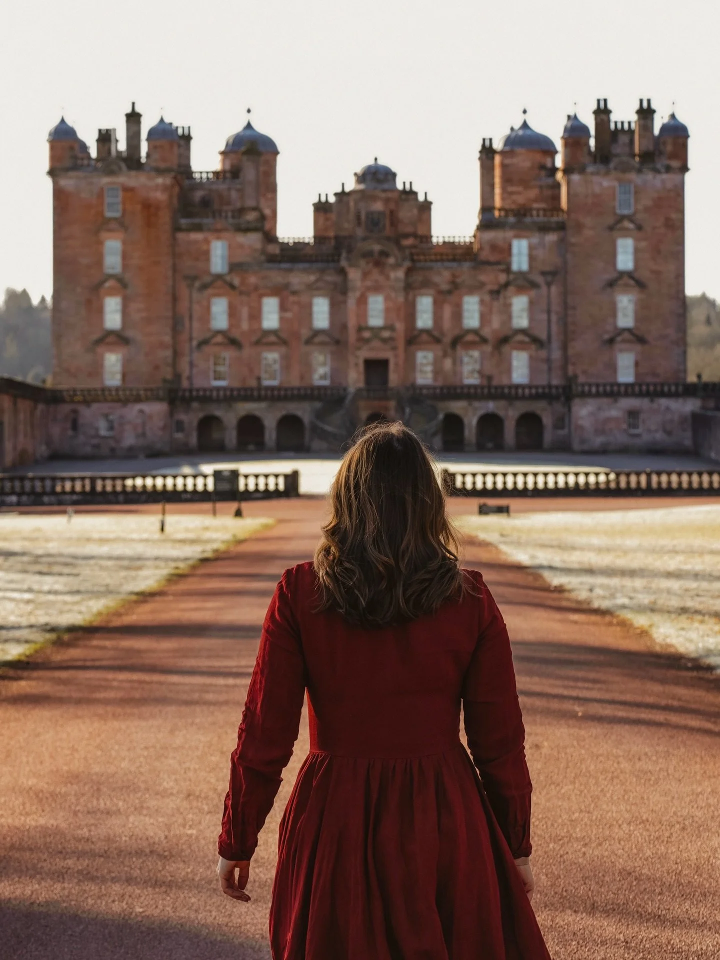 &ldquo;If adventures will not befall a young lady in her own village, she must seek them abroad.&rdquo; {Jane Austen}
~
{AD | Invite} If ever forced to decide between a cosy country cottage and a stately Scottish castle, I urge you to choose @drumlan