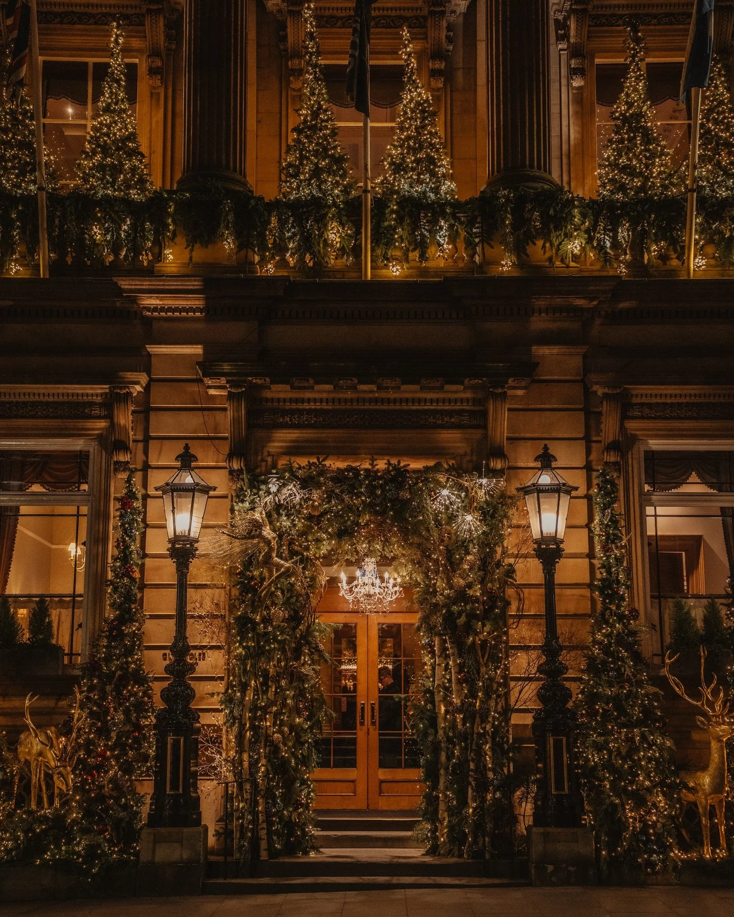 &ldquo;In December, the world sparkles with possibilities.&rdquo; {Terri Guillemets}
~
Decorations so beautiful they dazzle both day and night ✨ Which do you prefer? 🎄✨
~
#edinburgh #visitscotland #theprettycities