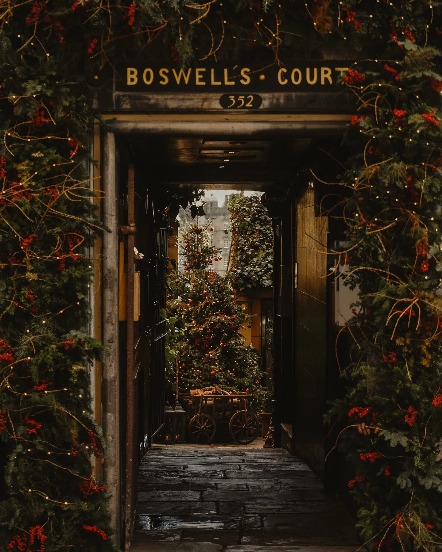 &ldquo;Christmas waves a magic wand over this world, and behold, everything is softer and more beautiful.&rdquo; {Norman Vincent Peale}
~
It&rsquo;s the most wonderful time of the year (and the sparkliest!) 🎄✨ 
~
#edinburgh #visitscotland #hiddensco