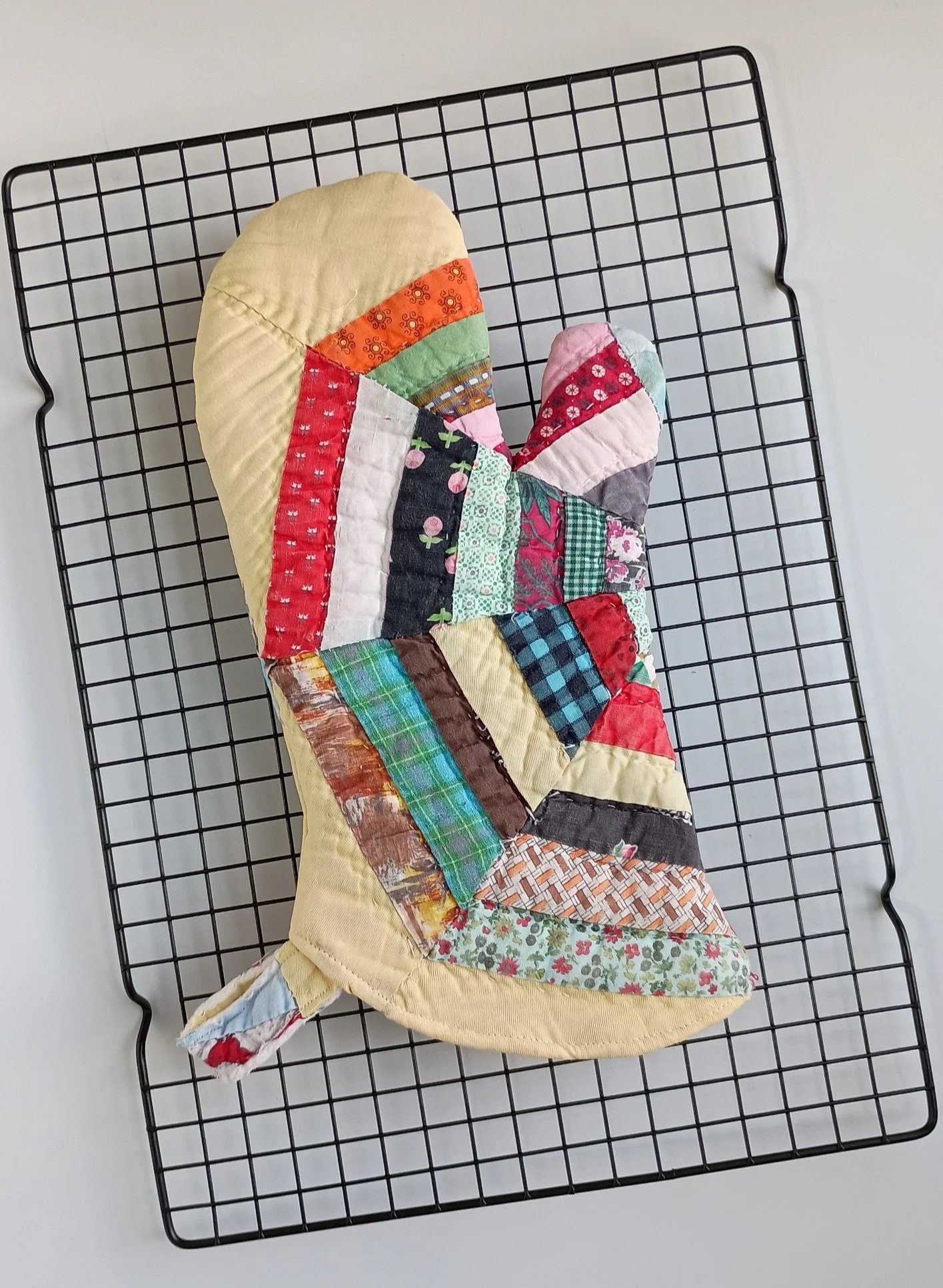 Bright+Antique+Quilt+Oven+Mitt+A+3.jpg