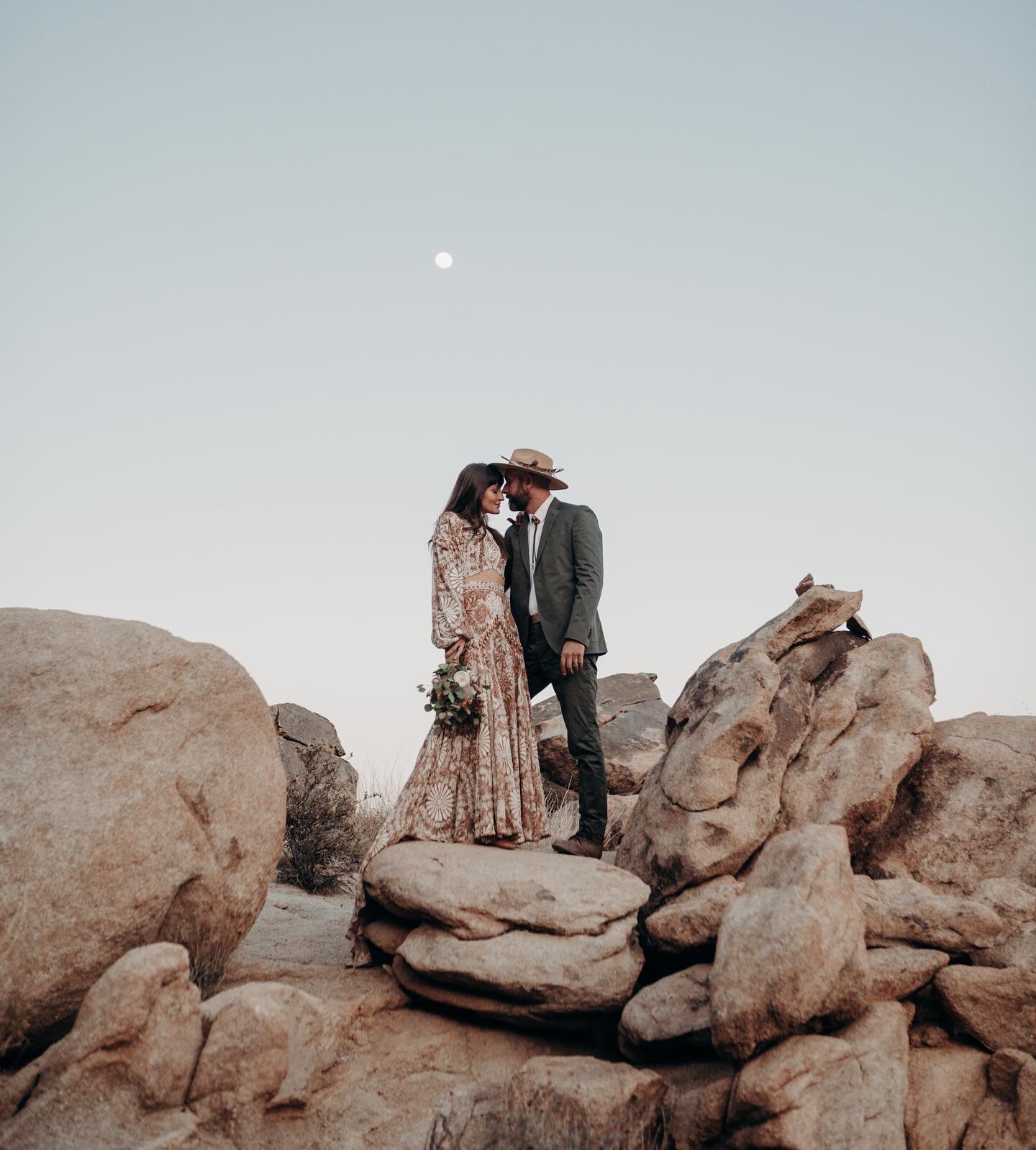 💫We already know and love them, we love their photo shooting, their love and their magic. &bull;Thank you for allowing me to portray such beauty!&bull; .
.
They: @trcksy &amp; @jfittipaldi 
Venue: @rimrockranch 
Deco &amp; flowers: @9livesdesignsco 