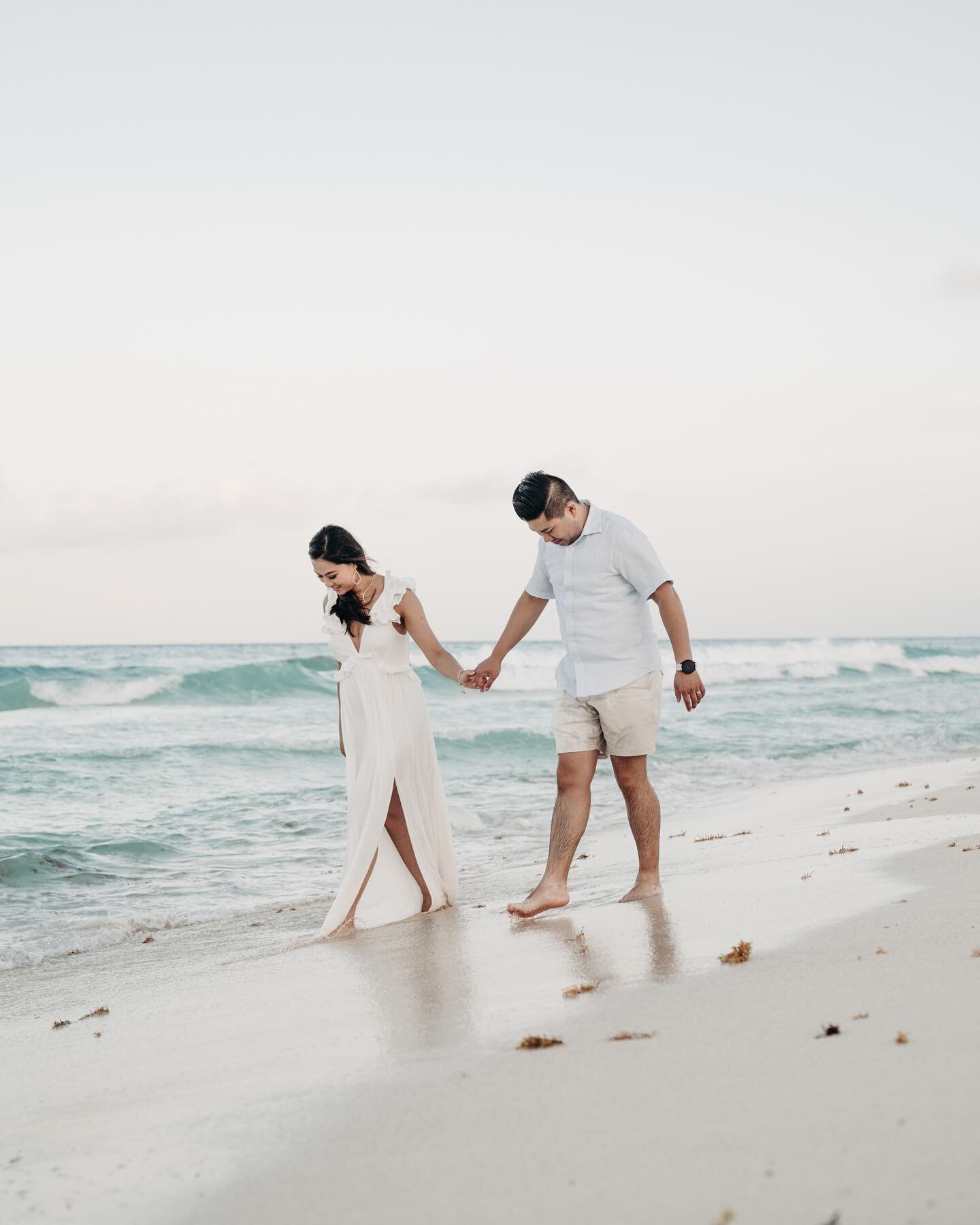 Swipe to find out what a pair of soulmates holding hands looks like .
🤍✨💫
Shooting for @flytographer .
.

#love #photography #weddingphotographer #couplephotographer #wedding #cancunwedding #tulumwedding