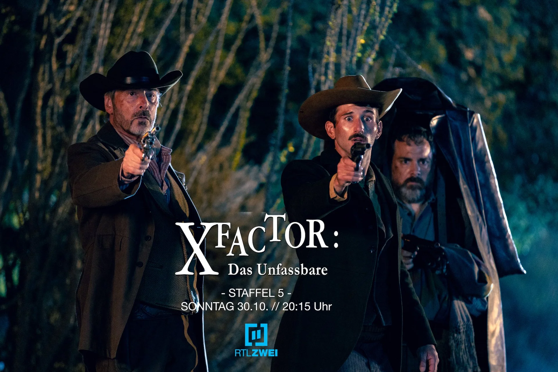 Behind-the-scenes promotional photo from the TV series X FACTOR: DAS UNFASSBARE. Three cowboys (circa 1800s) are in a stand-off.