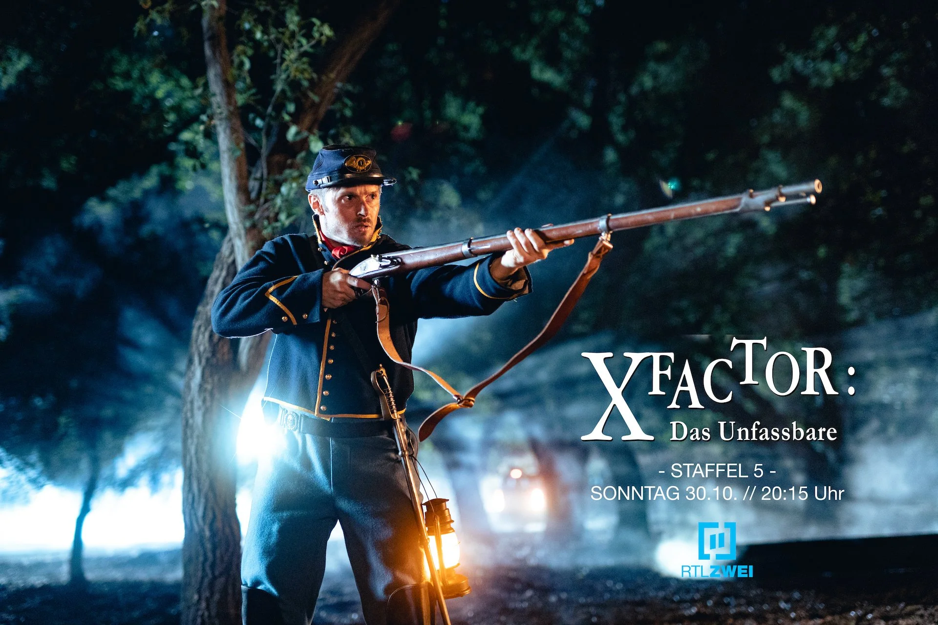 Behind-the-scenes promotional photo from the TV series X FACTOR: DAS UNFASSBARE. A Civil War soldier holds a rifle in a wooded area at night.