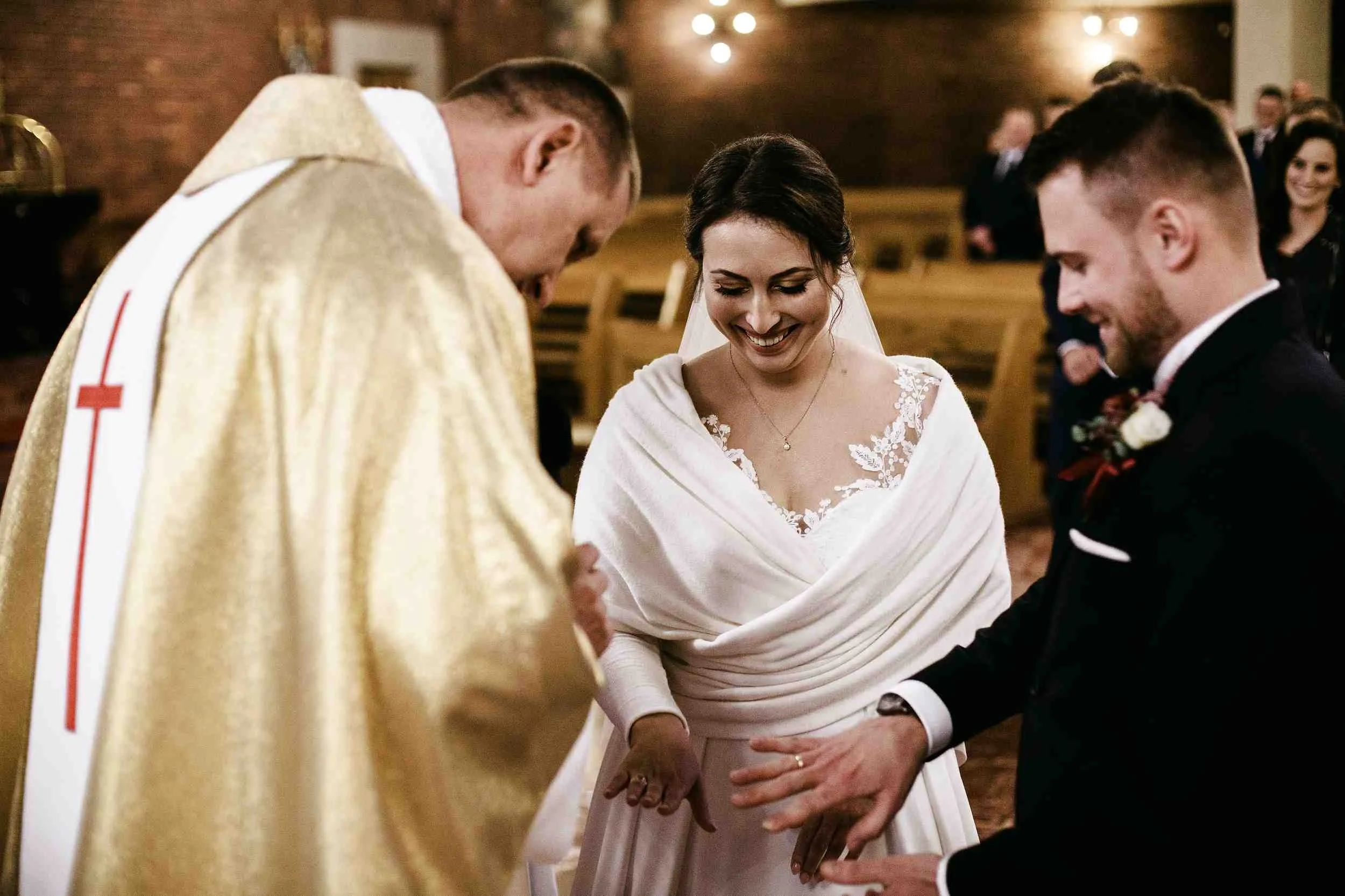 szczęśliwa para młoda podczas zaślubin