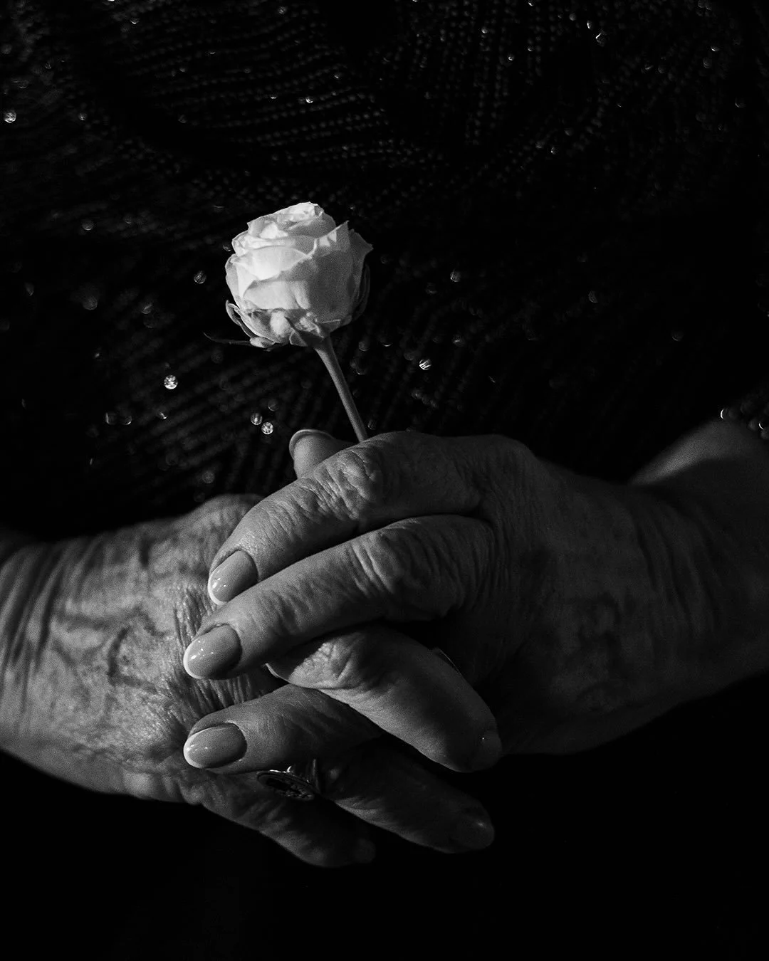 Od paru tygodni wędruje po mojej głowie myśli o wrażliwości. 

Zaskakuję mnie, że w naszej pracy - fotografa ślubnego - można być na nią&nbsp;obojętny. 

Podczas gdy Instagram tonie w wypozowanych zdjęciach opowiadających w gł&oacute;wnej mierze o ty