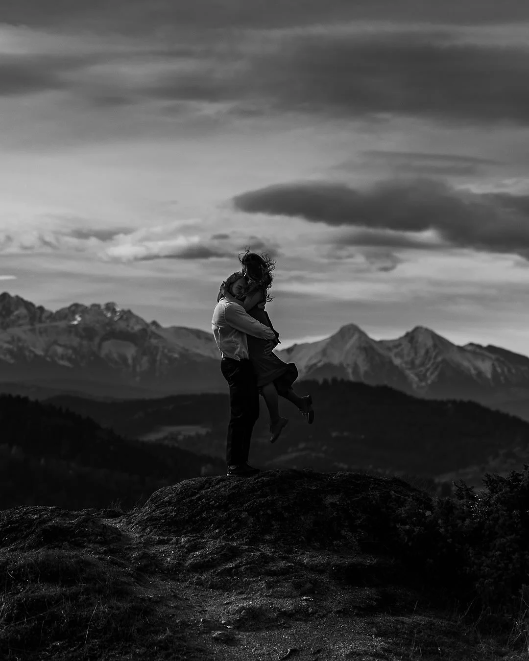Jadąc na tę sesję przed maskę wskoczyła nam gigantyczna sprinterka z sarniego gatunku 🦌 Mimo to Renia pieszczotliwie nazywała ją &bdquo;sarenką&rdquo;. Na szczęście wyhamowaliśmy w porę!
Przez całą drogę towarzyszyły nam okrzyki &bdquo;Owieczki! 🐑&