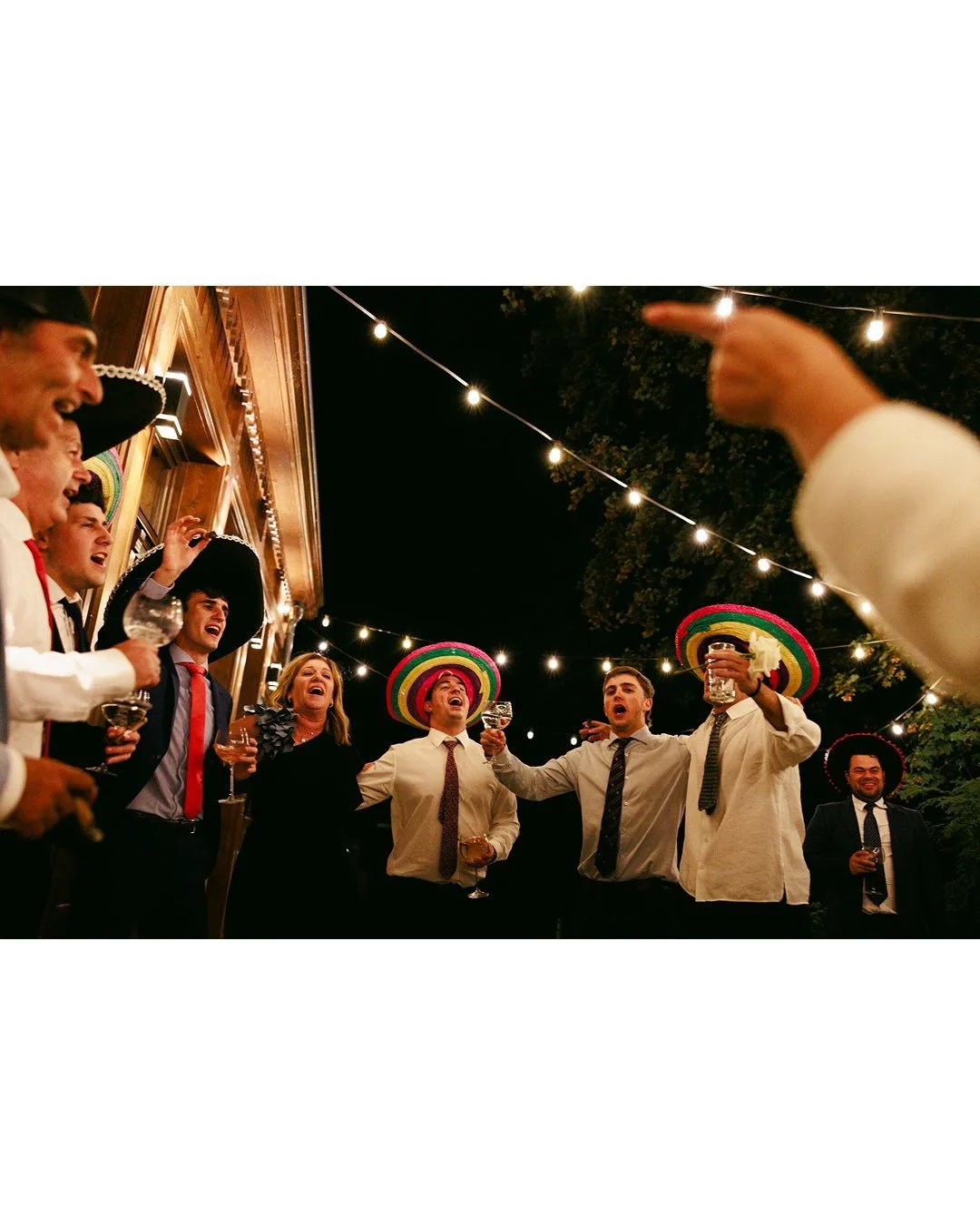 Wiecie co lubię fotografować na Waszych ślubach? To, co przywraca Wam faktycznie pamięć i o czymś opowiada. 

Grupę hiszpańskich gości, kt&oacute;rym baterie chyba nigdy sie nie kończą.. 

Mamę Pana Młodego, kt&oacute;ra bacznie przygląda się styliza