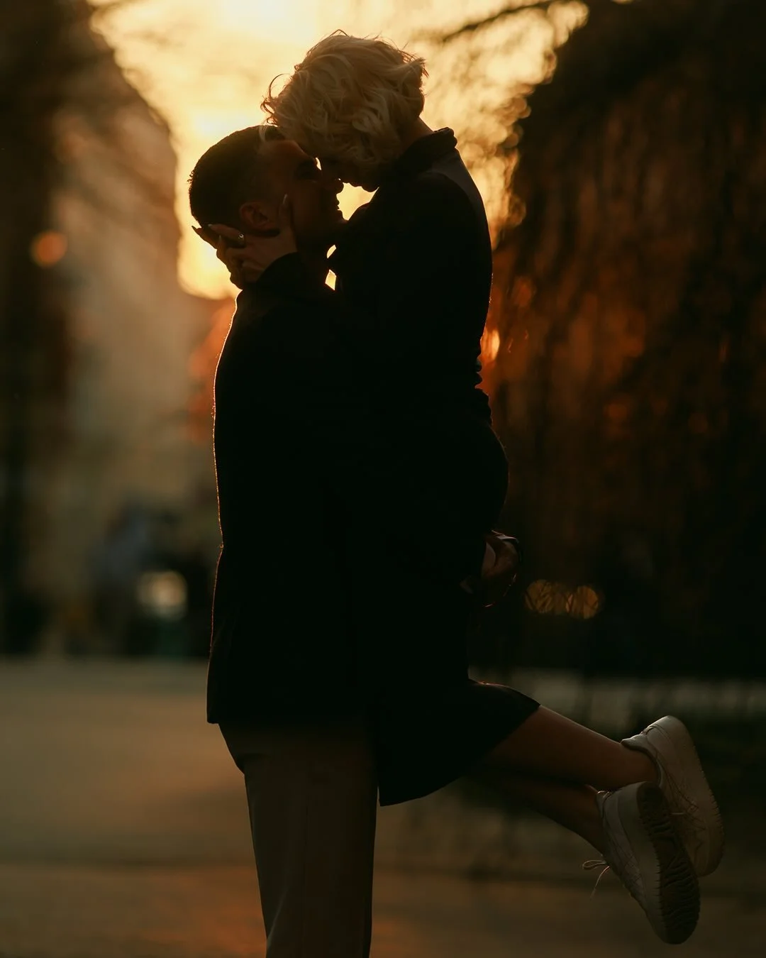 Jak zacząć to dobrze zacząć. 

Ona - uczy tańczyć.
On - lata. 

Więc fruwali, a ja między nimi z aparatami. 
W wyjątkowo słonecznym Krakowie, w wyjątkowo &bdquo;wesandersonskiej&rdquo; @szara_ges_w_kuchni . 

#fotografslubnykrak&oacute;w #sesjaslubna