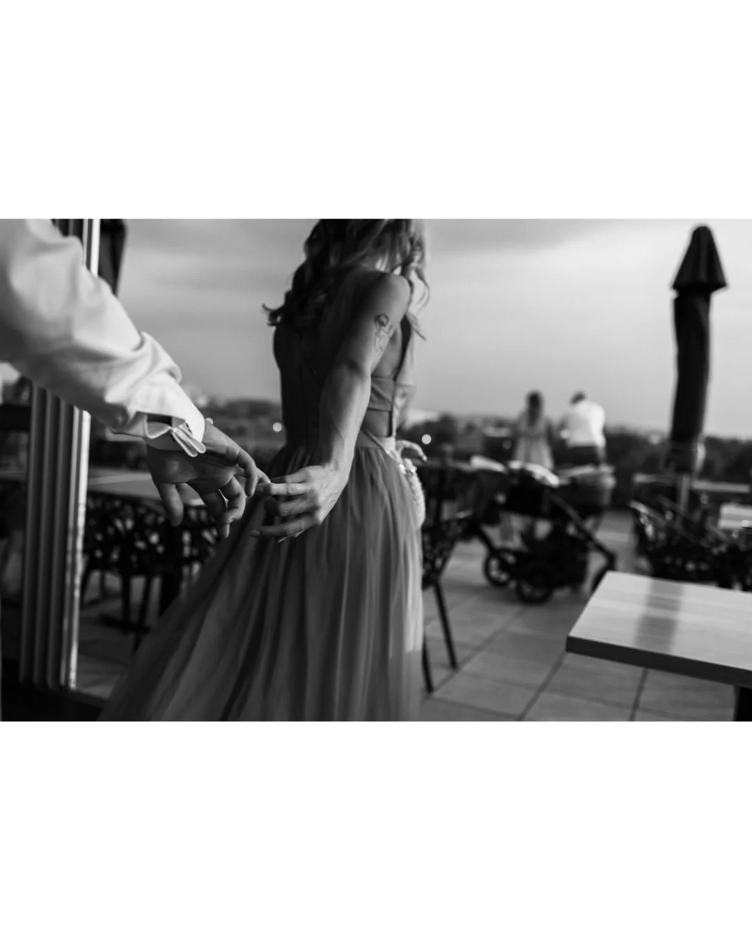 Gdybym miał opowiedzieć tę historię 10 kadrami, to pewnie szło by to jakoś tak&hellip;

#reportazslubny #thisisreportage #fotografkrakow #narzeczeństwo