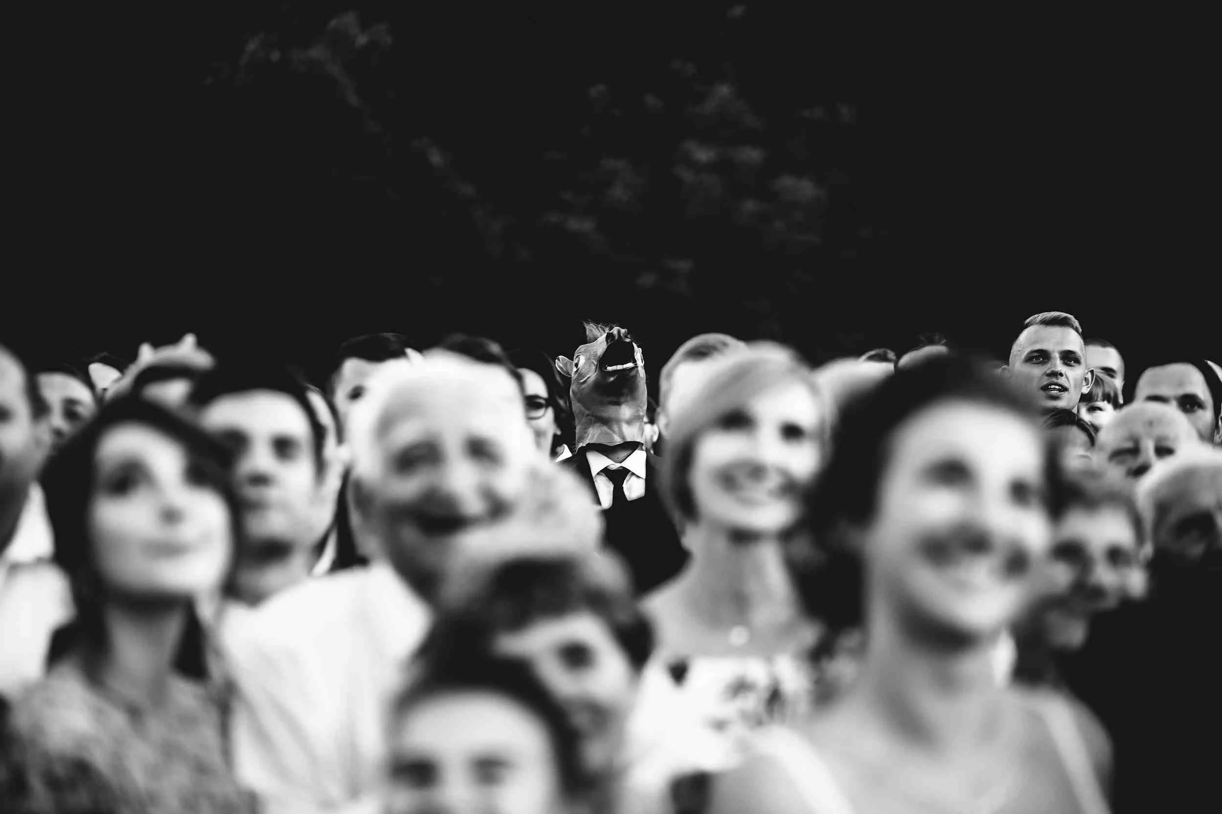 zabawne zdjęcie grupowe na ślubie