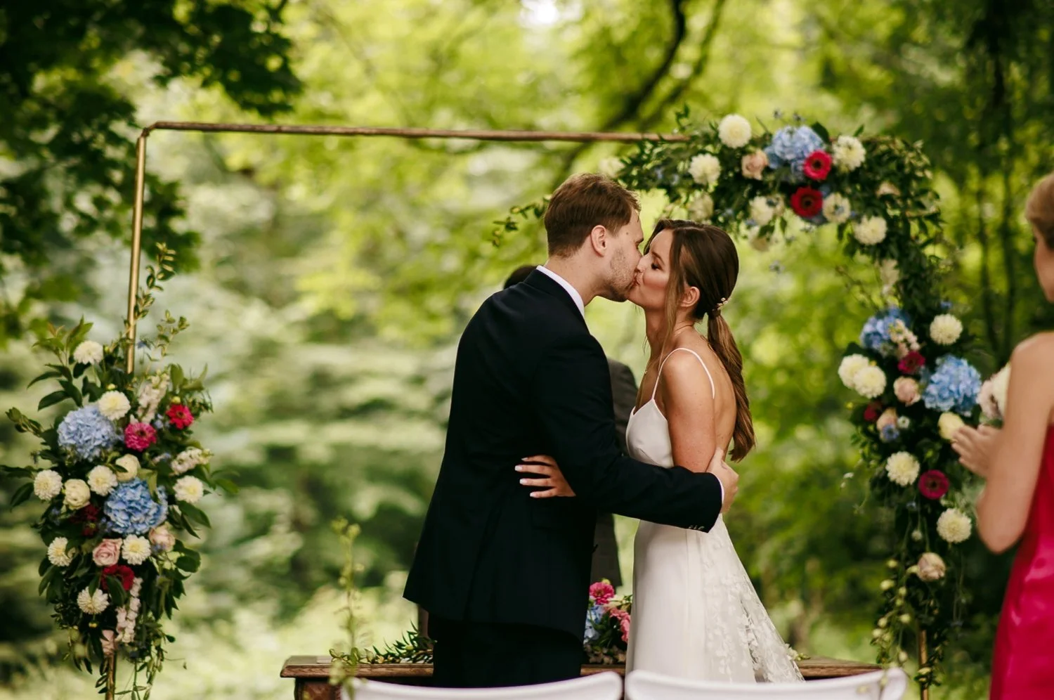 młoda para podczas przysięgi na ślubie w plenerze pałac minoga