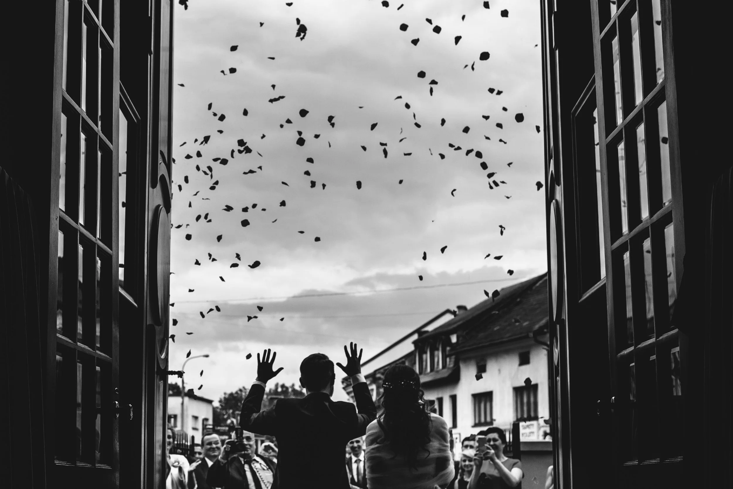 para młoda wychodząca z kościoła 